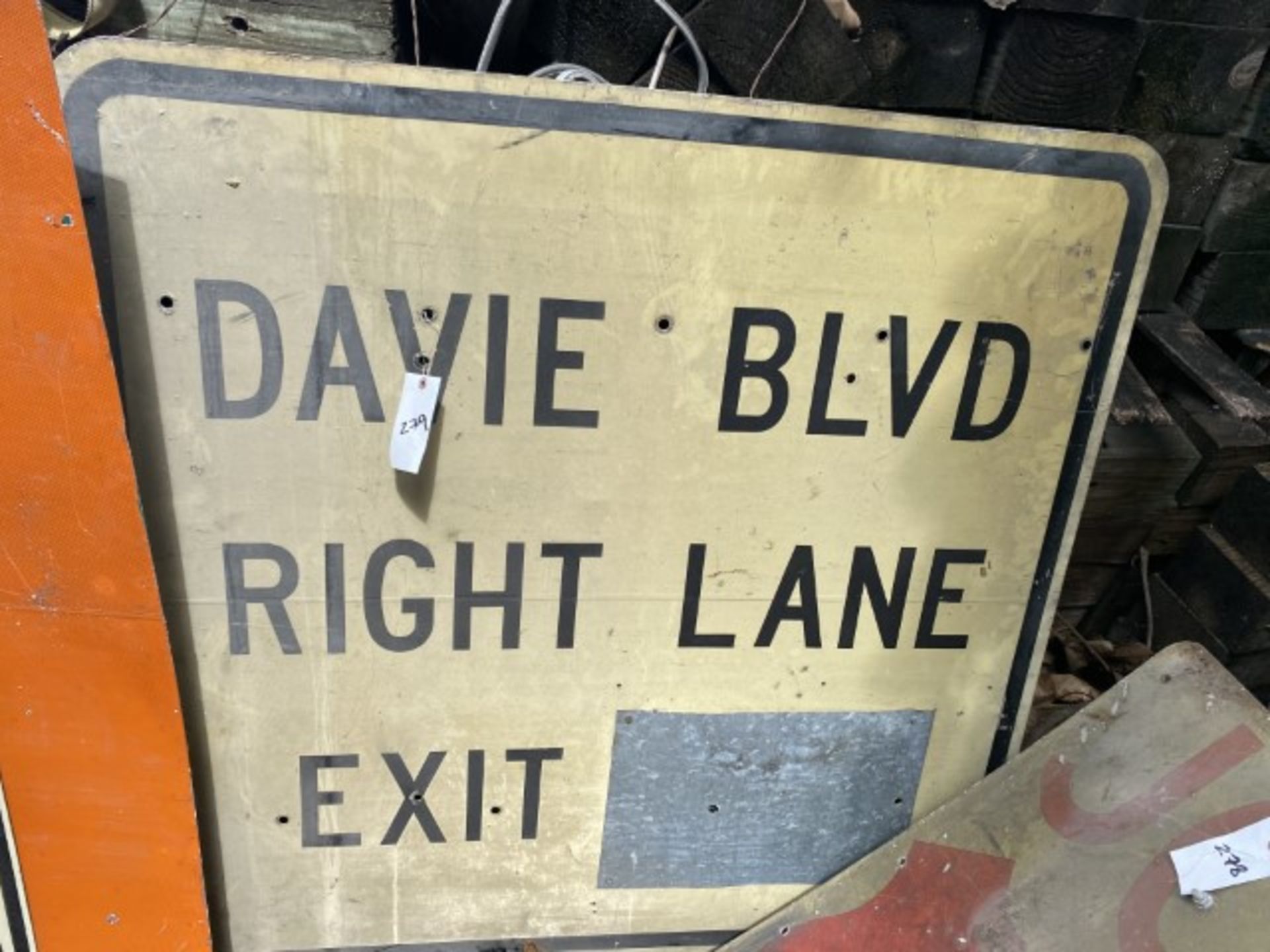 SIGN - DAVIE BLVD RIGHT LANE EXIT