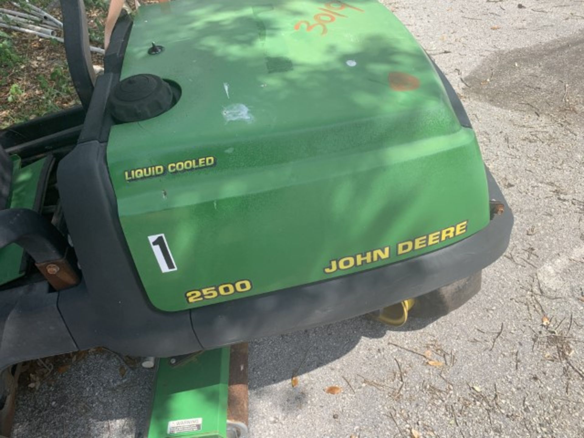 JOHN DEERE 2500 GREENS ROLLER - DIESEL ENGINE - LIQUID COOLED - 4,490 HOURS (LOCATED IN HOLLYWOOD FL - Image 4 of 5