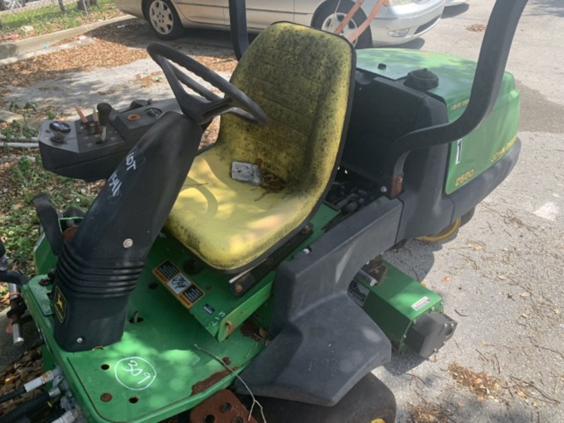 JOHN DEERE 2500 GREENS ROLLER - DIESEL ENGINE - LIQUID COOLED - 4,490 HOURS (LOCATED IN HOLLYWOOD FL - Image 3 of 5