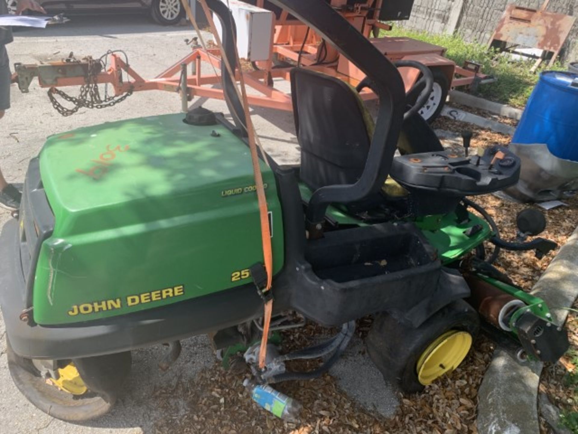 JOHN DEERE 2500 GREENS ROLLER - DIESEL ENGINE - LIQUID COOLED - 4,490 HOURS (LOCATED IN HOLLYWOOD FL - Image 5 of 5