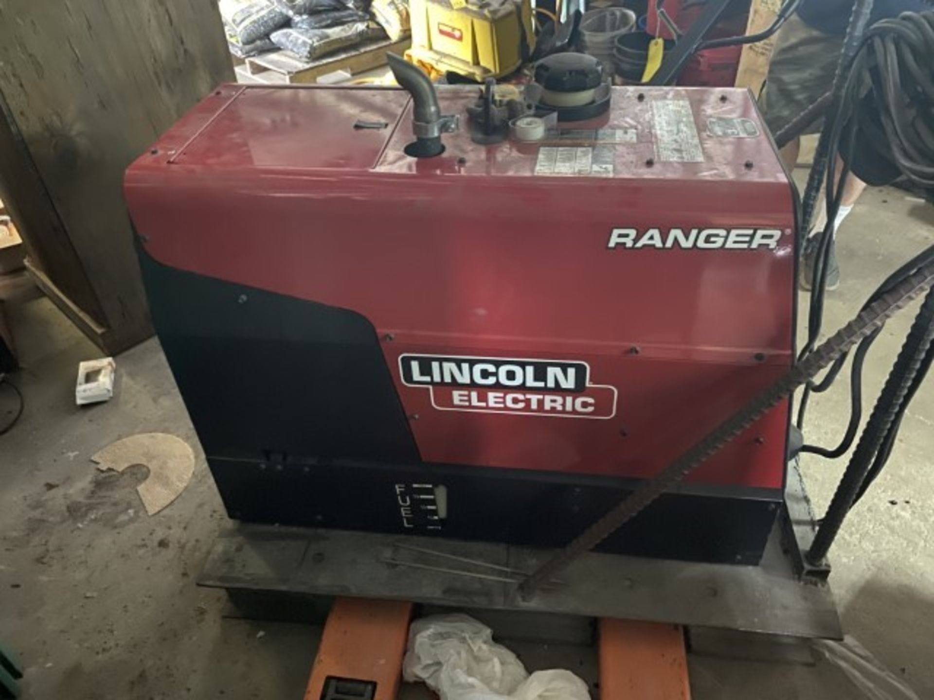 LINCOLN ELECTRIC 225 RANGER WELDER - 89.9 HRS / 10,500W PEAK - Image 2 of 4