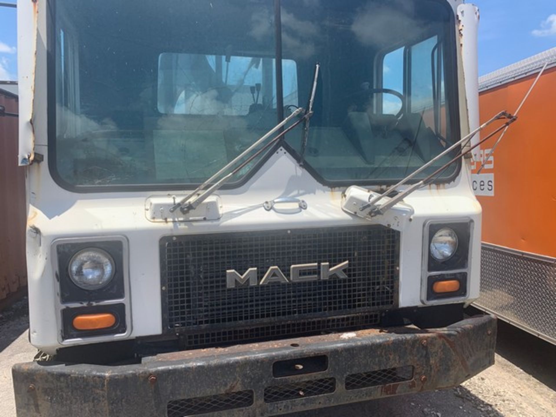 1988 MACK MR688S ROLL OFF TRUCK - VIN #1M2K166CSJM001404 - WHITE - PARTS ONLY / NO ENGINE - Image 2 of 15