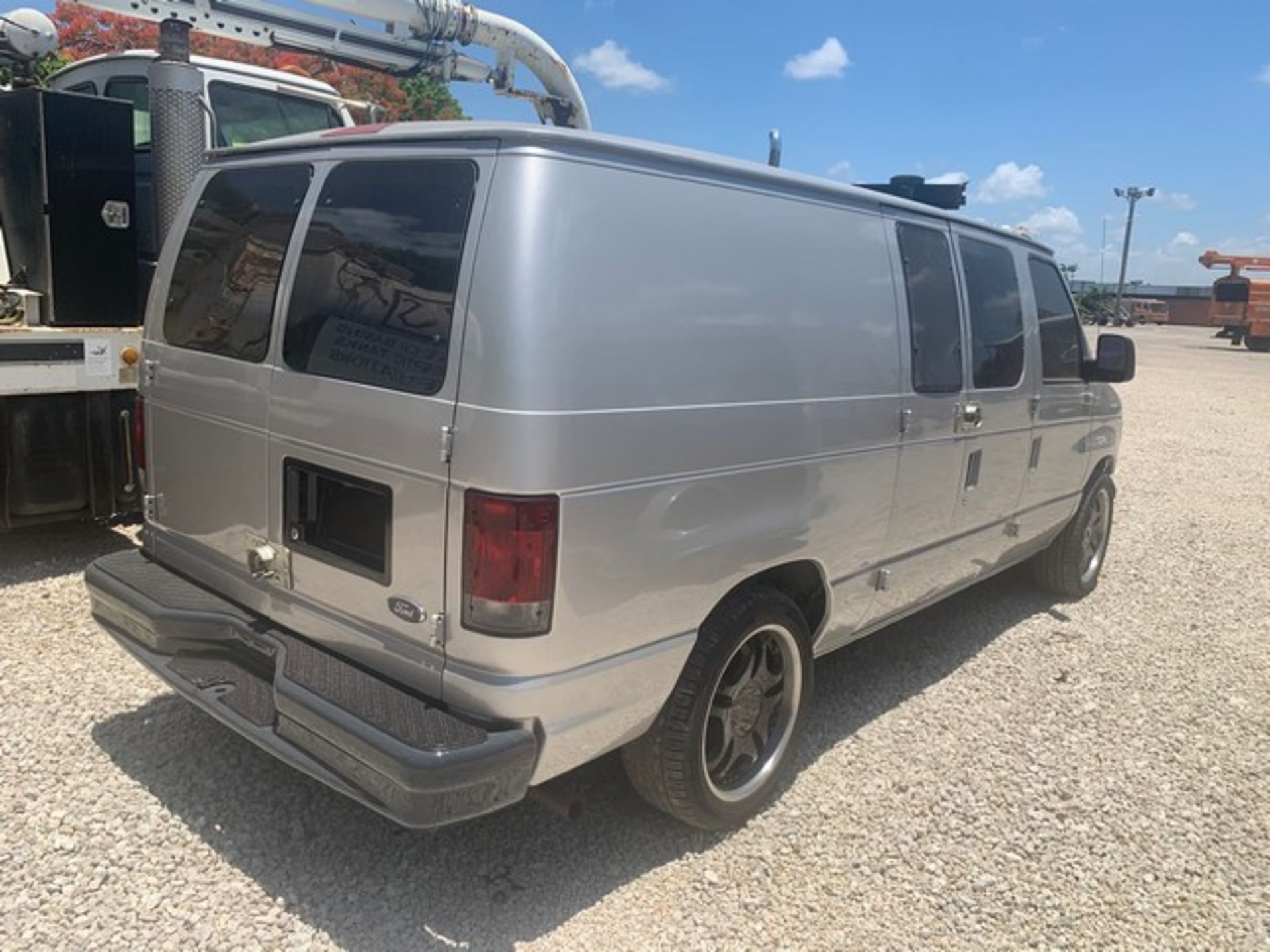 2005 FORD ECONOLINE VAN - VIN #1FTRE14W75HB02370 - SILVER - VINYL INTERIOR - TOW PACKAGE - CUSTOM WH - Image 5 of 12
