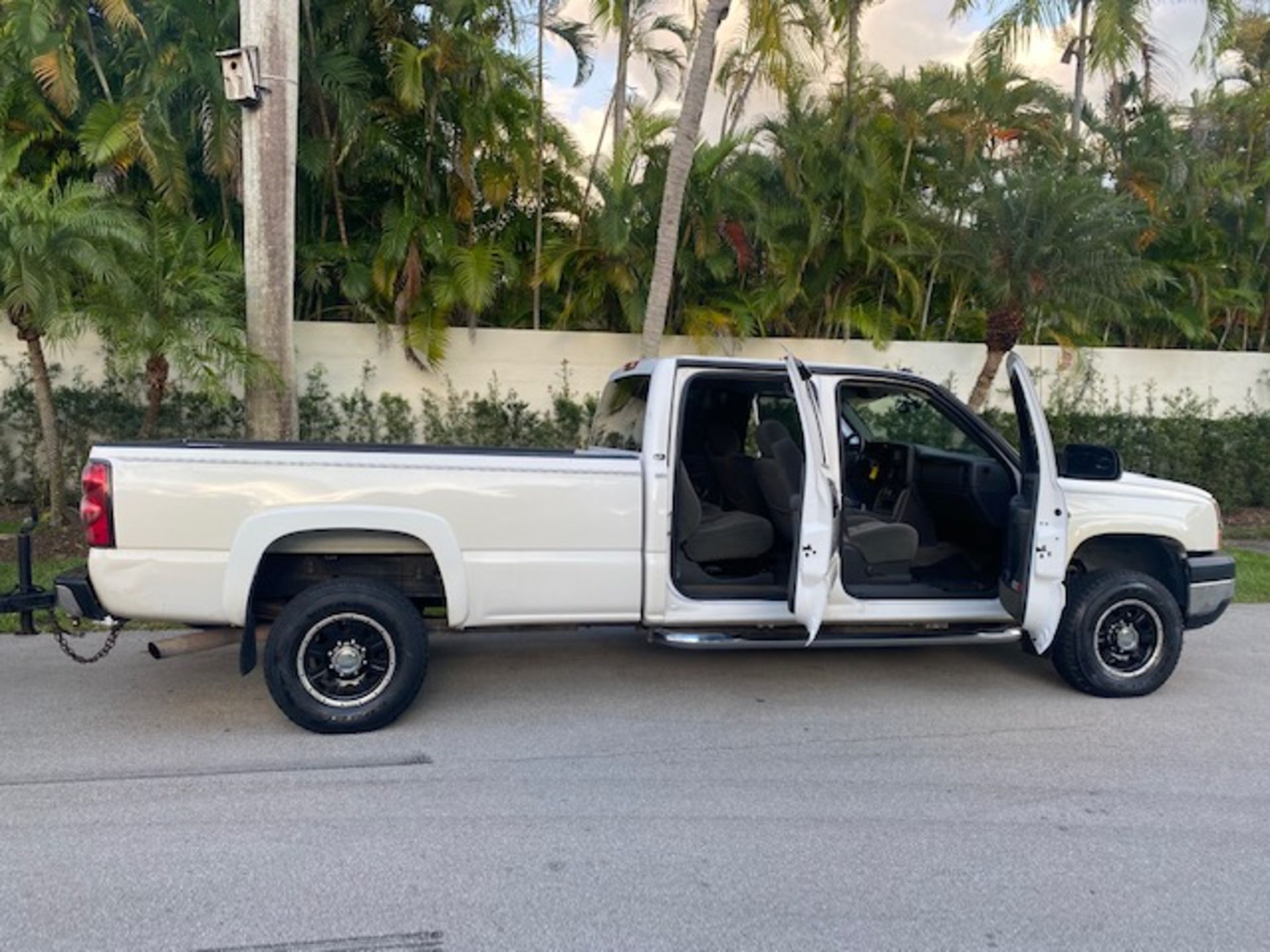 2004 CHEVY DURASTAR 2500HD PICKUP TRUCK - VIN #1GCHC23164F135111 - WHITE - DURAMAX DIESEL 6.6L - REB - Image 2 of 4