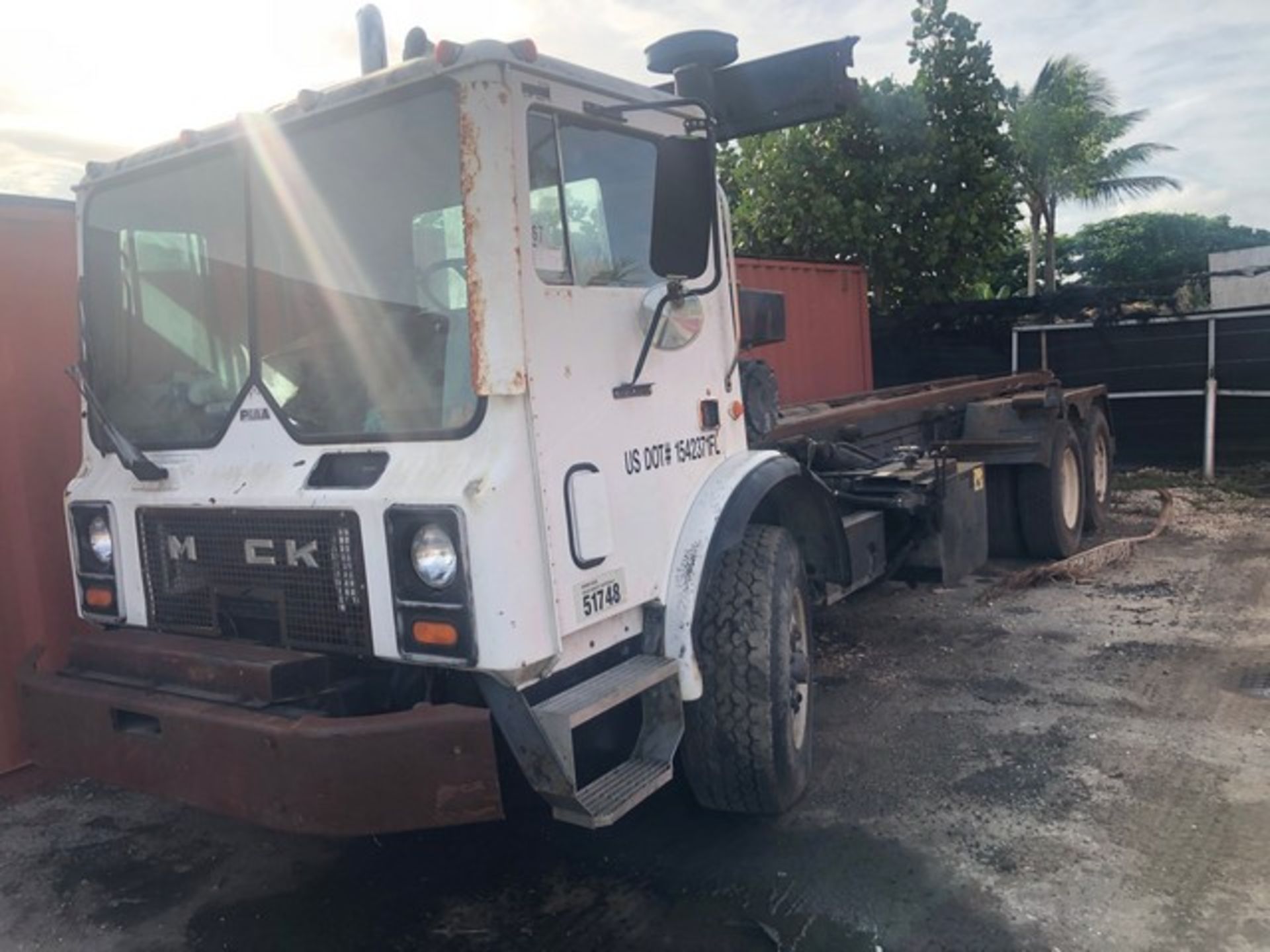 1993 MACK MR688S ROLL OFF TRUCK - VIN #1M2K195C9PM003913 - WHITE - DIESEL - GALBREATH BODY (SERIAL N