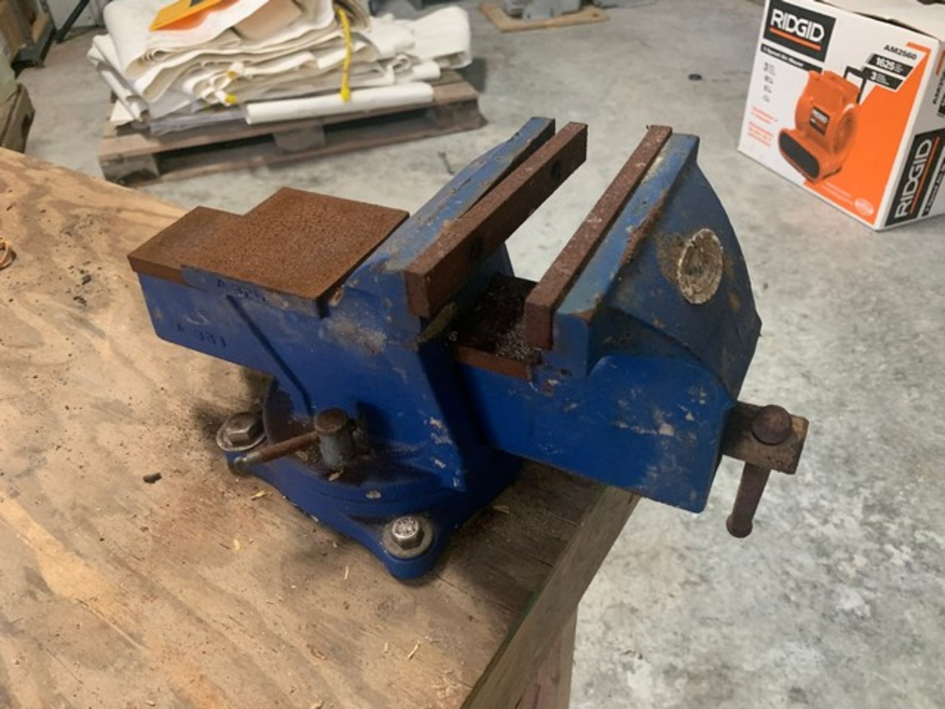 SMALL WOOD TABLE WITH BLUE VISE - Image 2 of 3