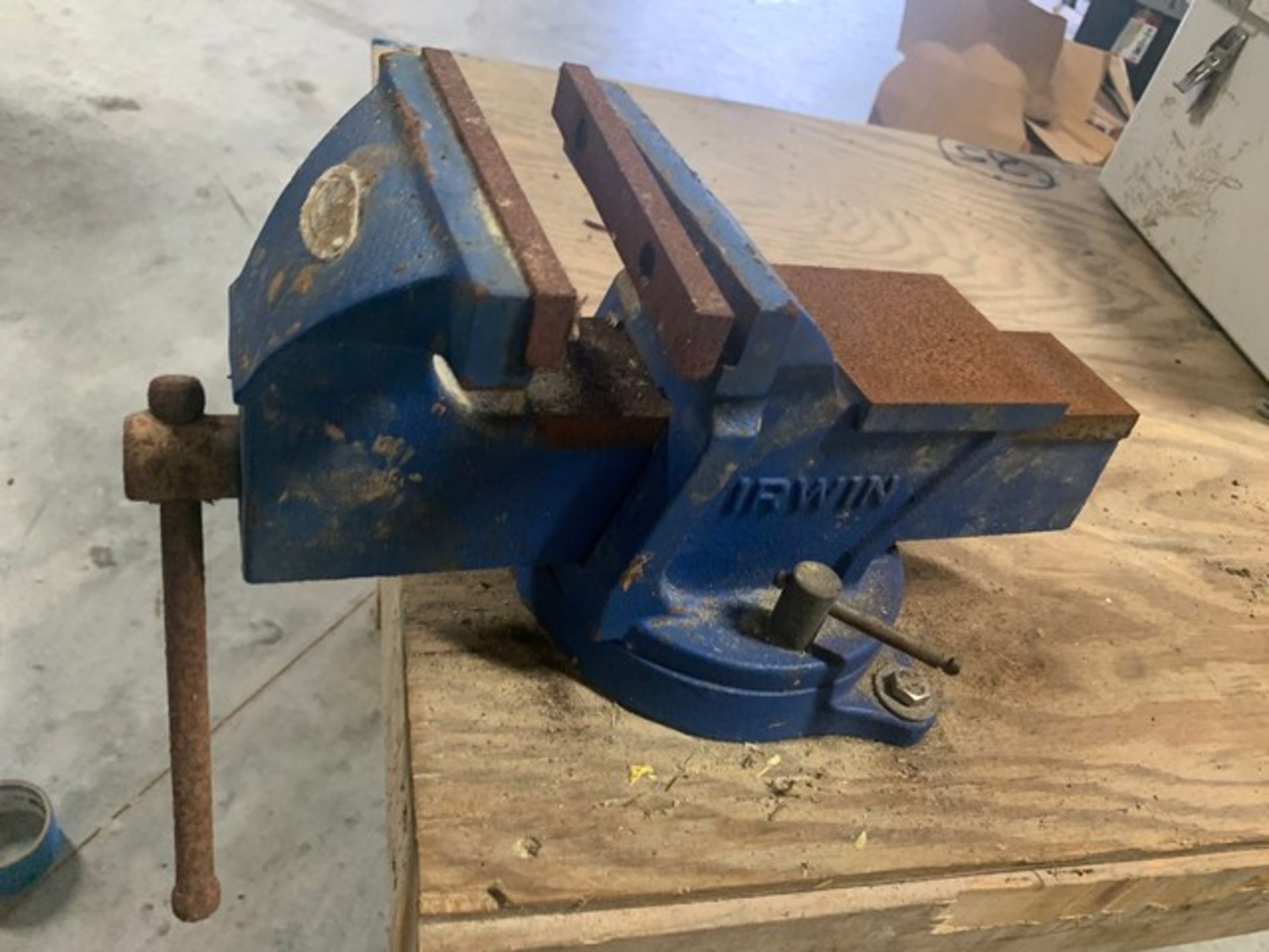 SMALL WOOD TABLE WITH BLUE VISE - Image 3 of 3