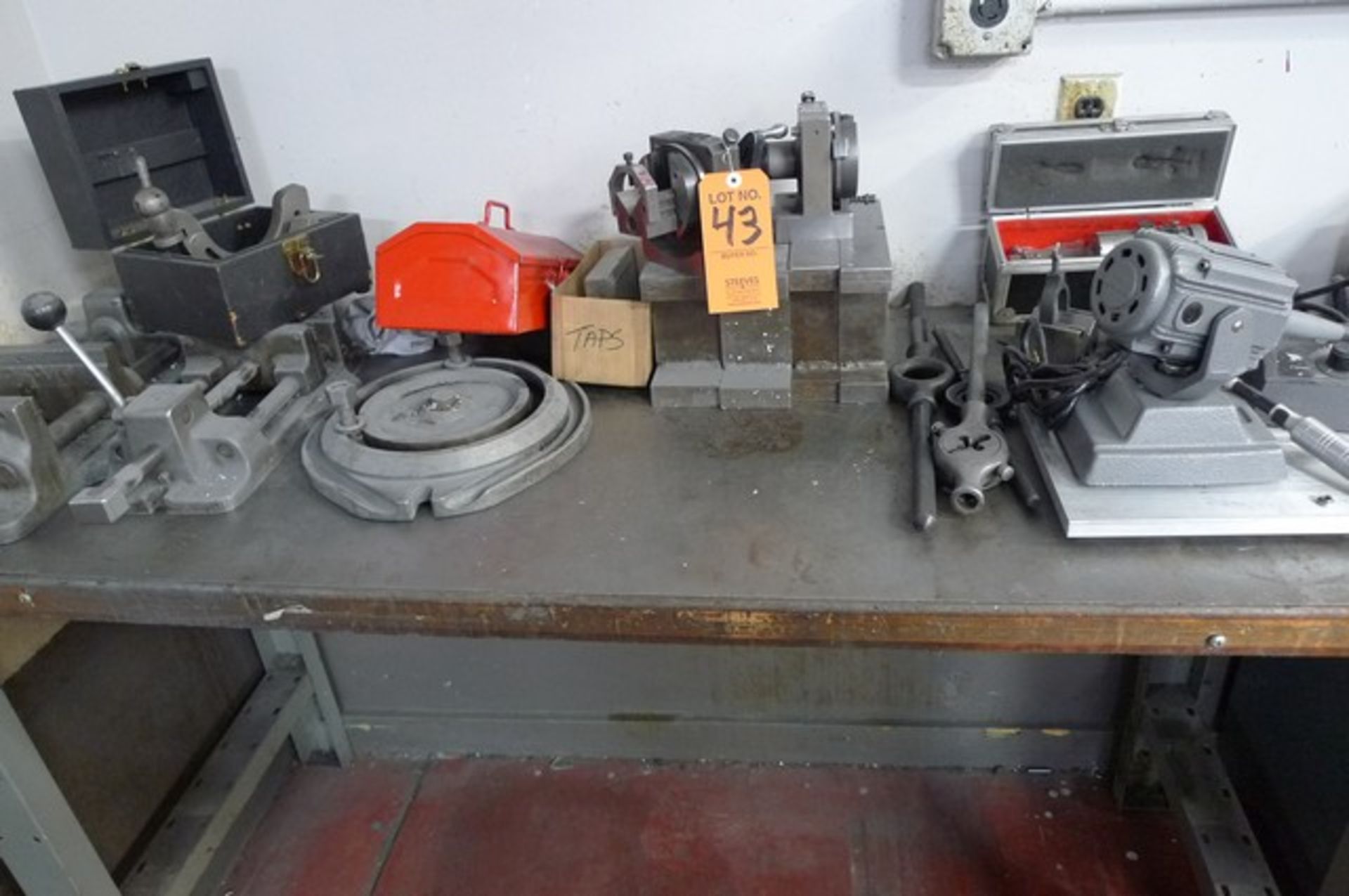 LOT: FOREDOM TX PLEXISHAFT GRINDER; WHEEL DRESSER; GRINDALL FIXTURES; VISES; BENCH