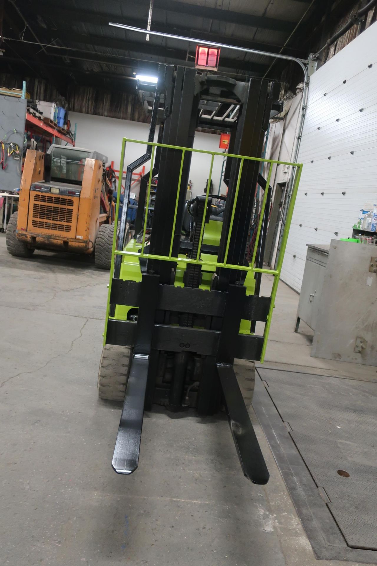 FREE CUSTOMS - Clark 3100lbs Capacity 3-wheel Forklift Electric with 3-stage mast with sideshift - Image 3 of 3