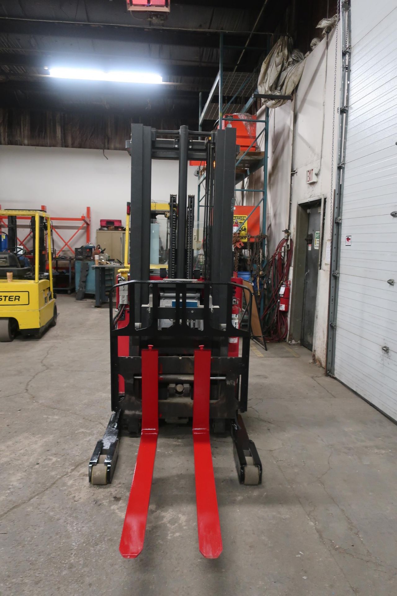 FREE CUSTOMS - Raymond Reach Truck Pallet Lifter REACH TRUCK electric with sideshift with LOW HOURS - Image 2 of 2