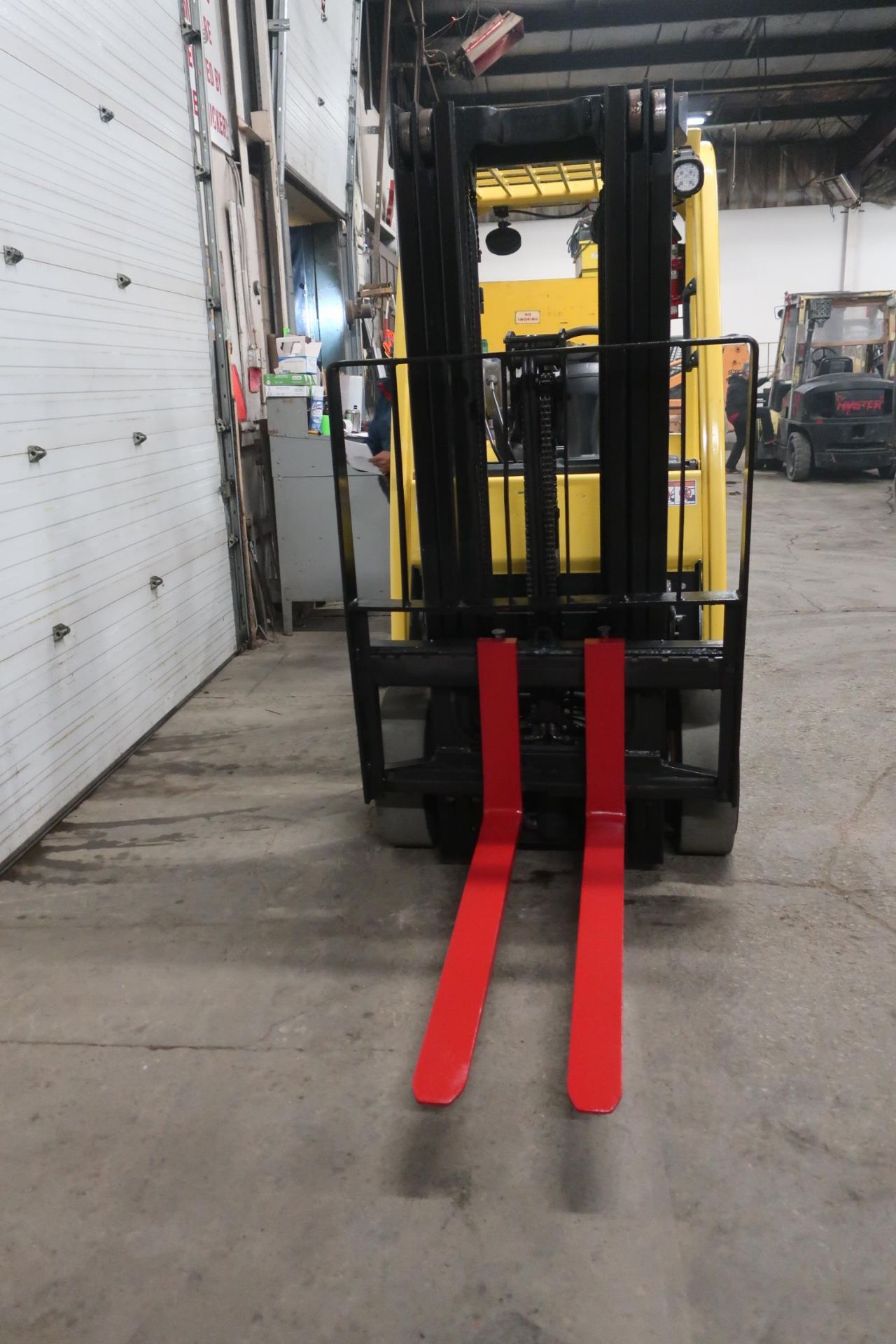 FREE CUSTOMS - Hyster 5000lbs capacity LPG (propane) Forklift with 3-stage mast and sideshift (no - Image 2 of 2