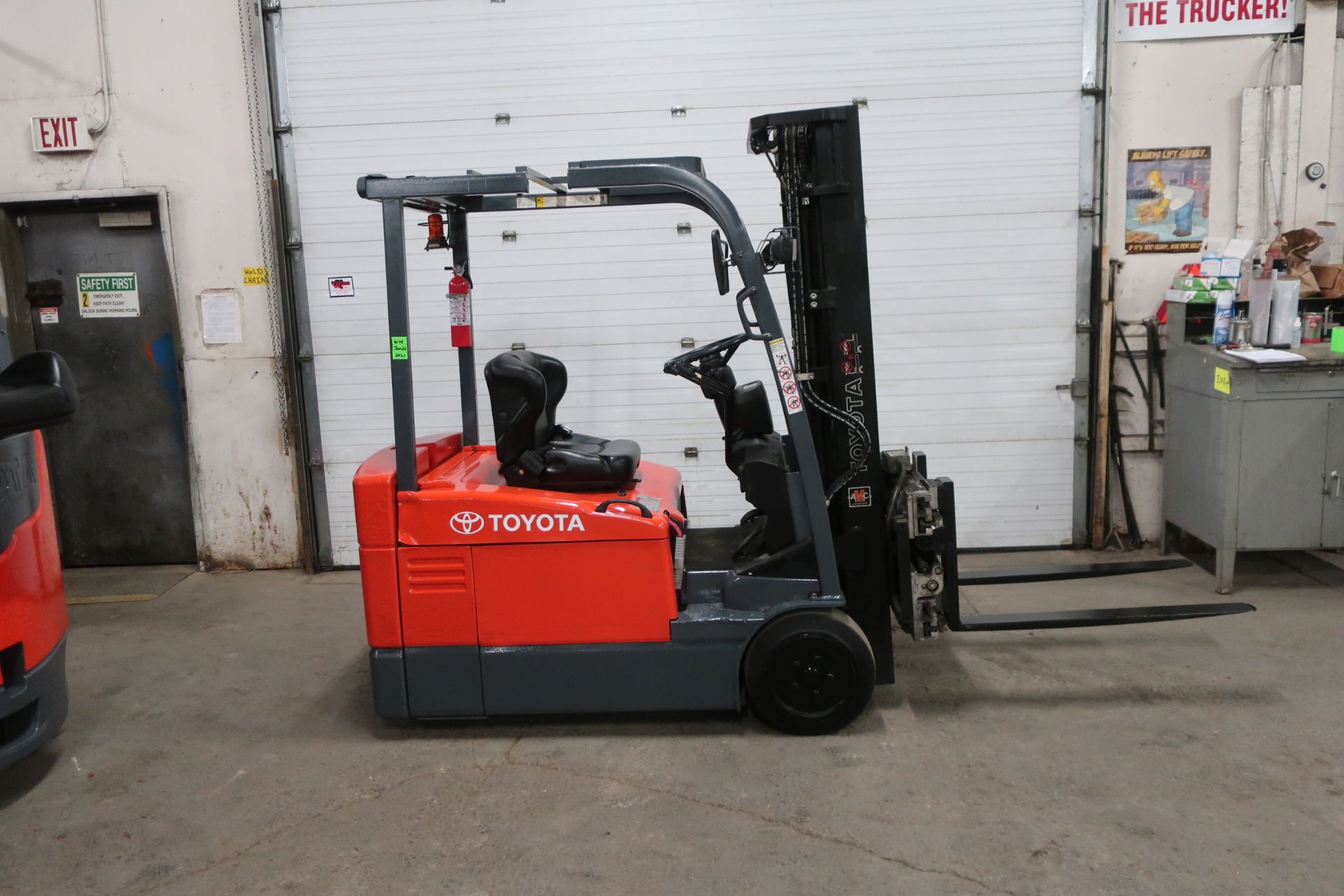 FREE CUSTOMS - Toyota 4000lbs Capacity 3-wheel Forklift Electric with 3-stage mast with sideshift