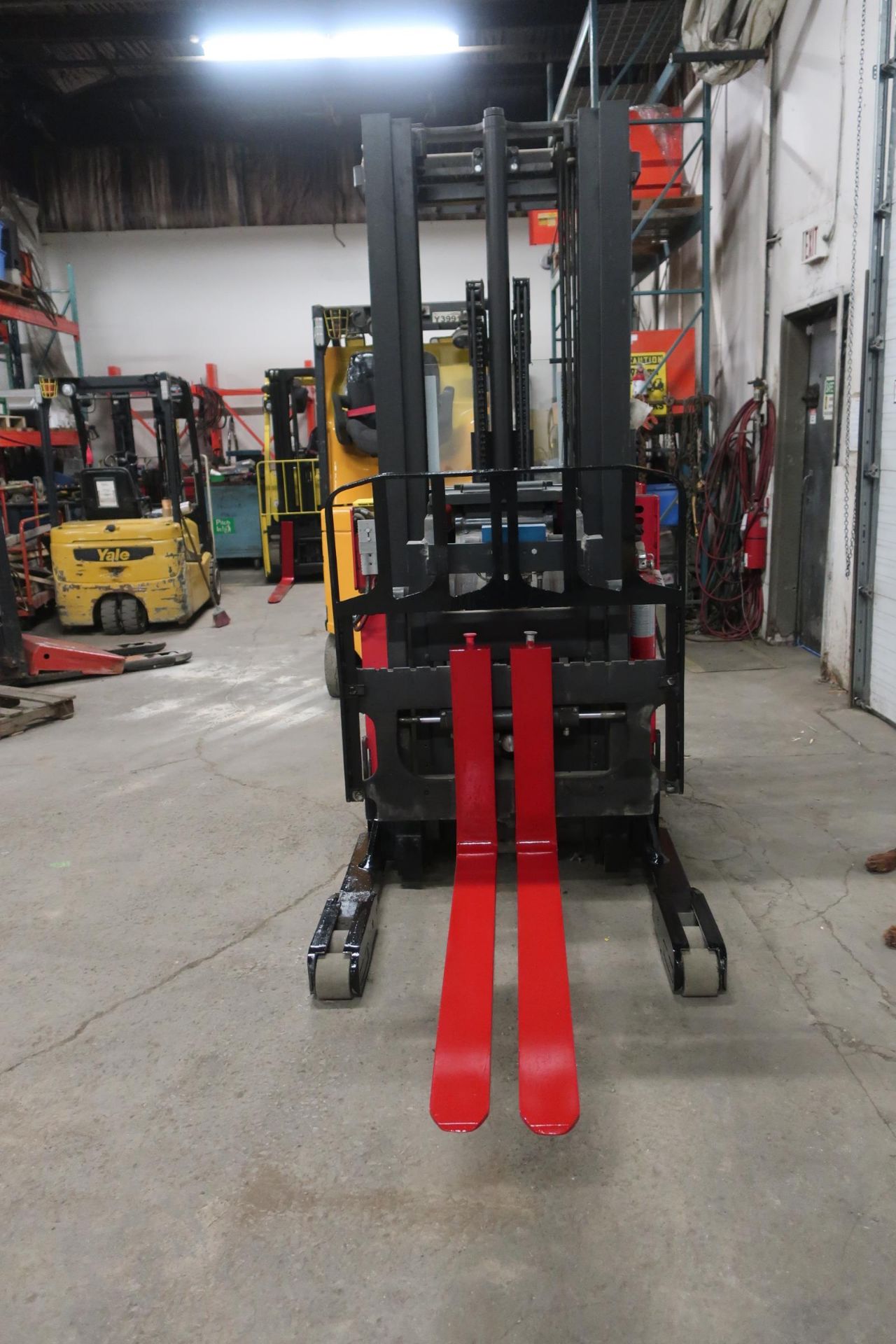 FREE CUSTOMS - Raymond Reach Truck Pallet Lifter 5000lbs capacity REACH TRUCK electric with - Image 2 of 2