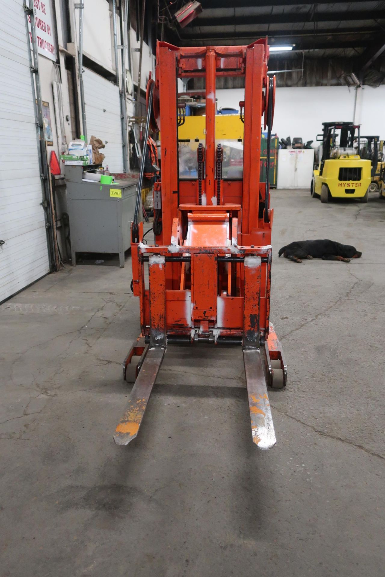 FREE CUSTOMS - Raymond Reach EXTENDED REACH Truck Pallet Lifter REACH TRUCK electric with LOW HOURS - Image 2 of 2