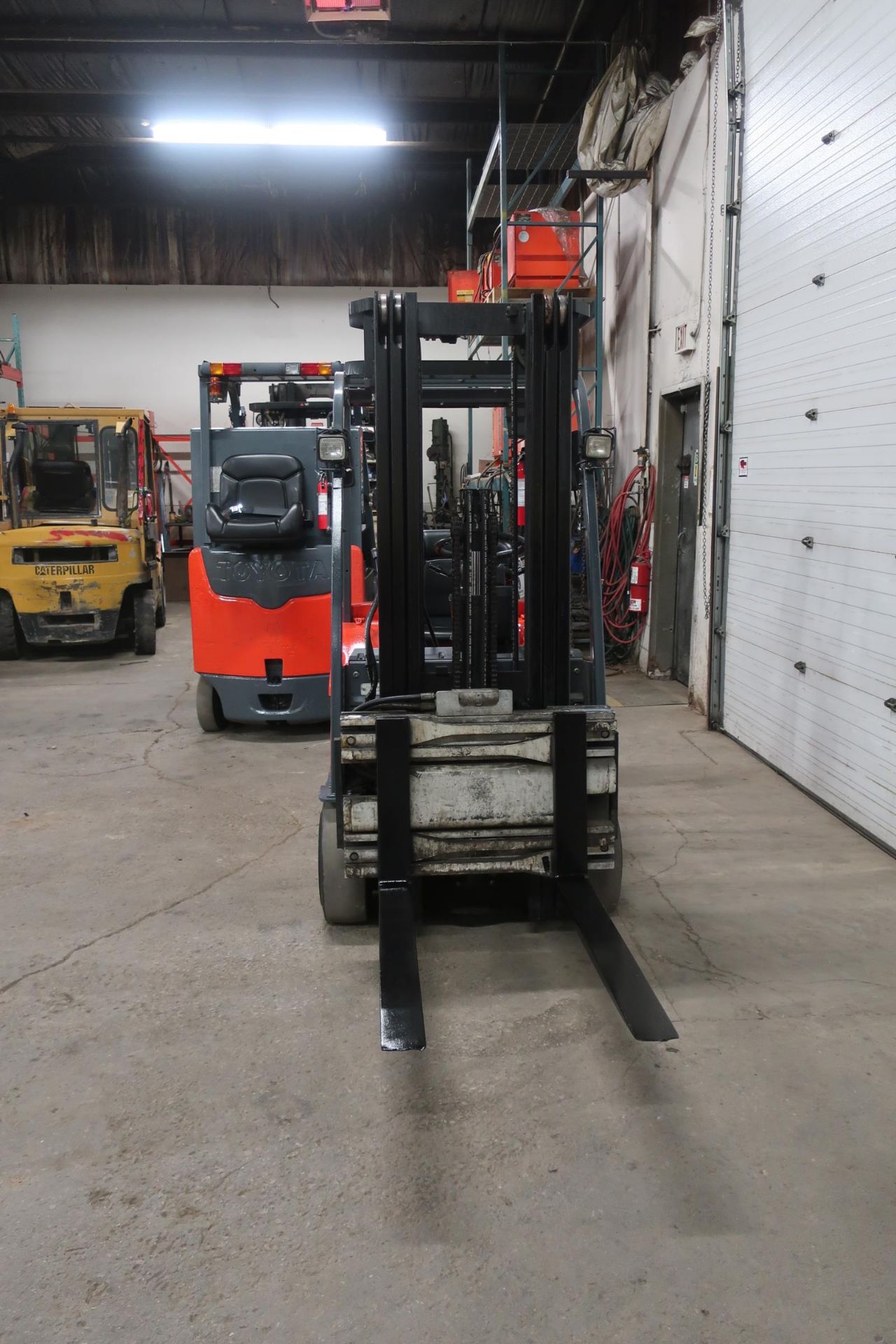 FREE CUSTOMS - Toyota 4000lbs Capacity 3-wheel Forklift Electric with 3-stage mast with sideshift - Image 2 of 3