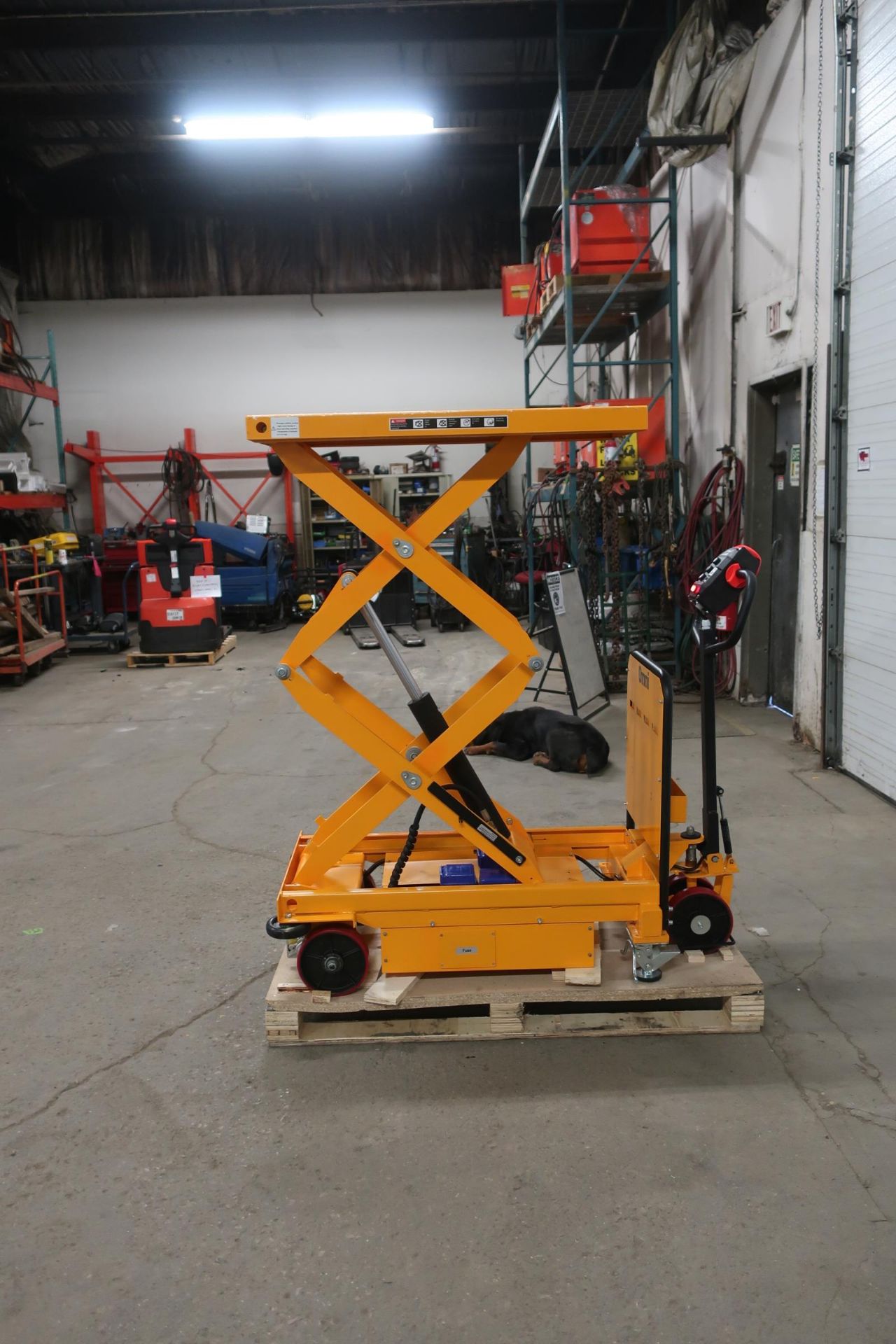 MINT Omni Motorized Lift Table Platform 500kg / 1100lbs capacity and 1720mm / 68" Lift Height UNUSED - Image 2 of 3