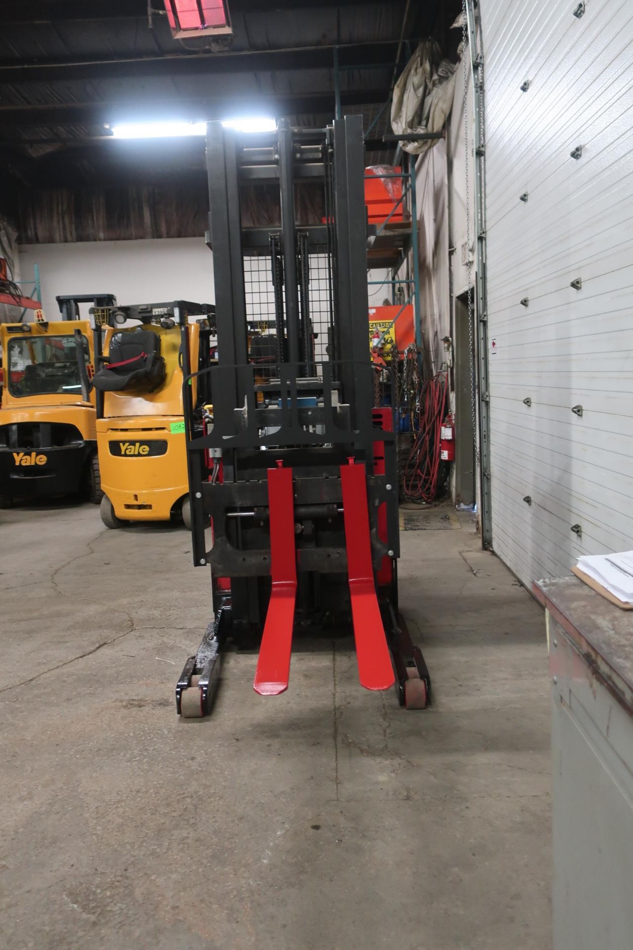 FREE CUSTOMS - 2011 Raymond Reach EXTENDED REACH Truck 4000lbs capacity with sideshift Pallet Lifter - Image 2 of 2