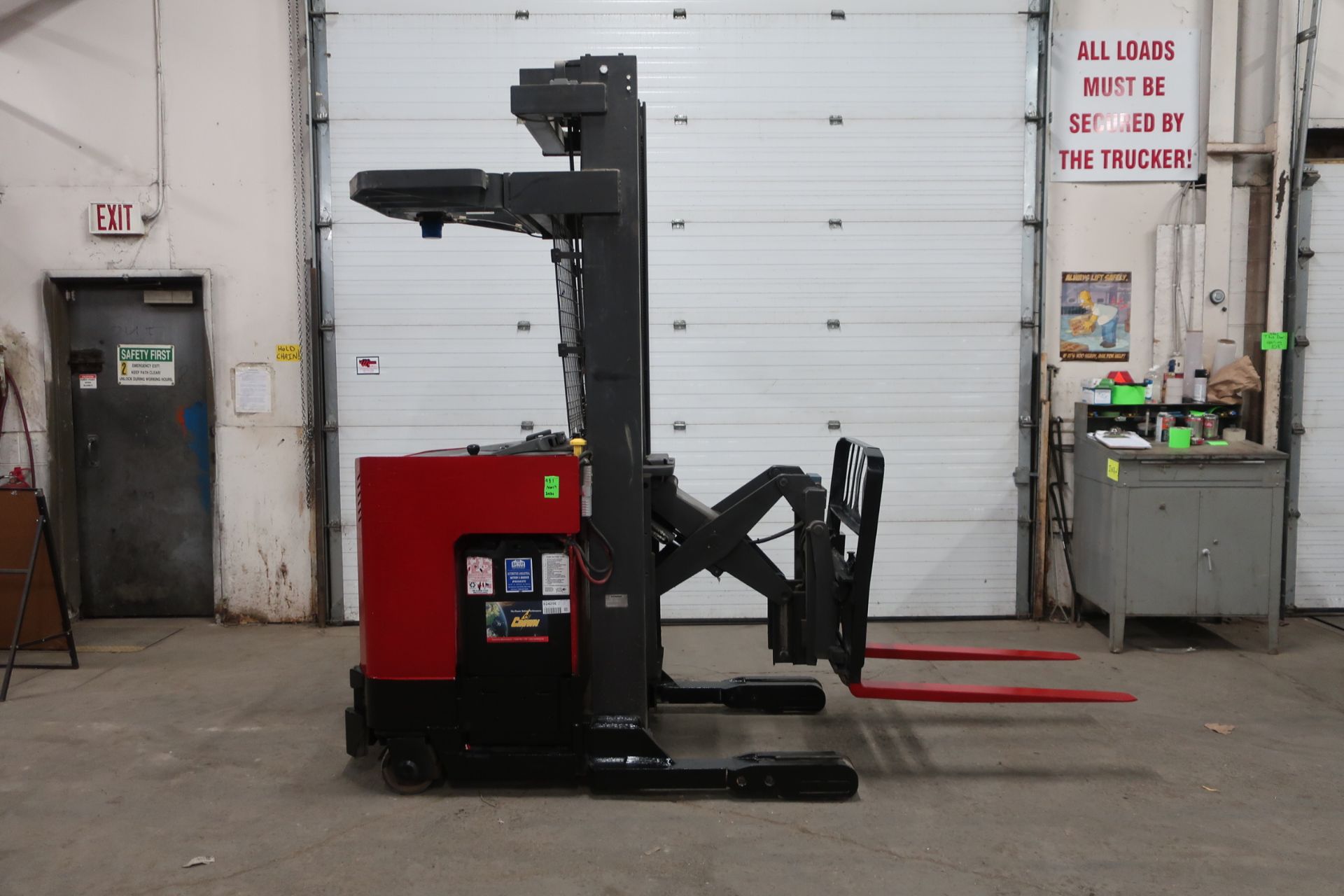 FREE CUSTOMS - 2011 Raymond Reach Truck Pallet Lifter REACH TRUCK electric with sideshift