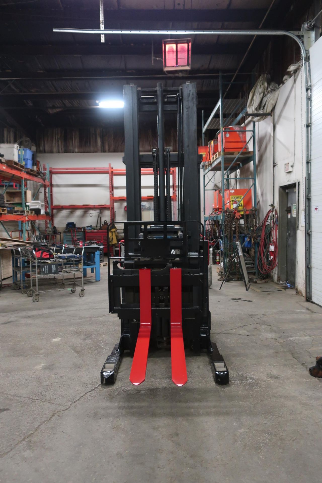 FREE CUSTOMS - Raymond Reach Truck Pallet Lifter REACH TRUCK electric 4500lbs with sideshift - Image 2 of 3