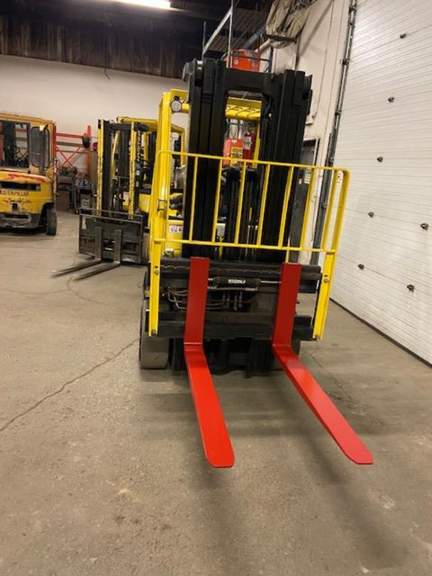 FREE CUSTOMS - 2015 Hyster 8000lbs capacity LPG (propane) Forklift with 3-stage mast & sideshift & - Image 2 of 2