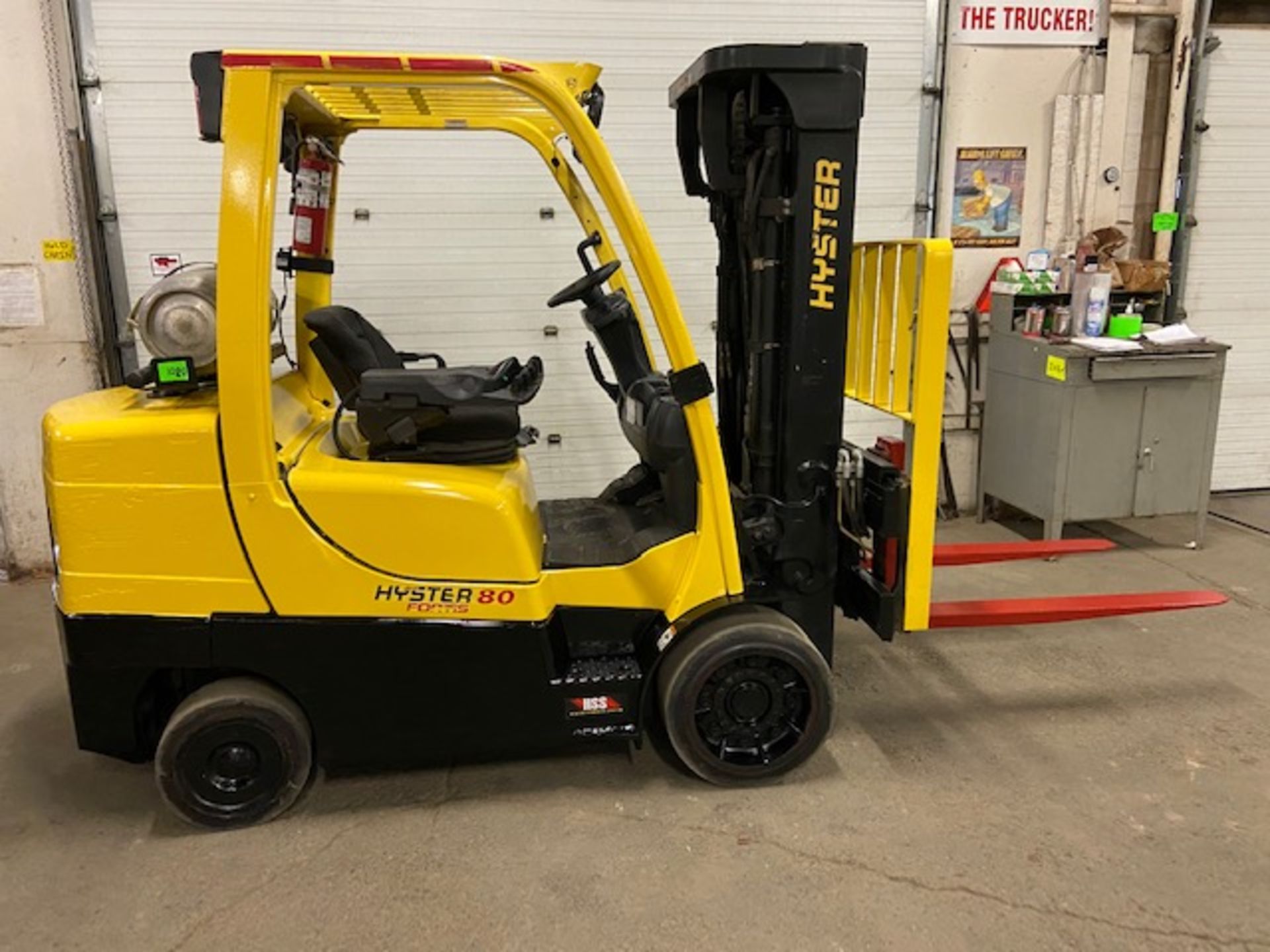 FREE CUSTOMS - 2015 Hyster 8000lbs capacity LPG (propane) Forklift with 3-stage mast & sideshift &