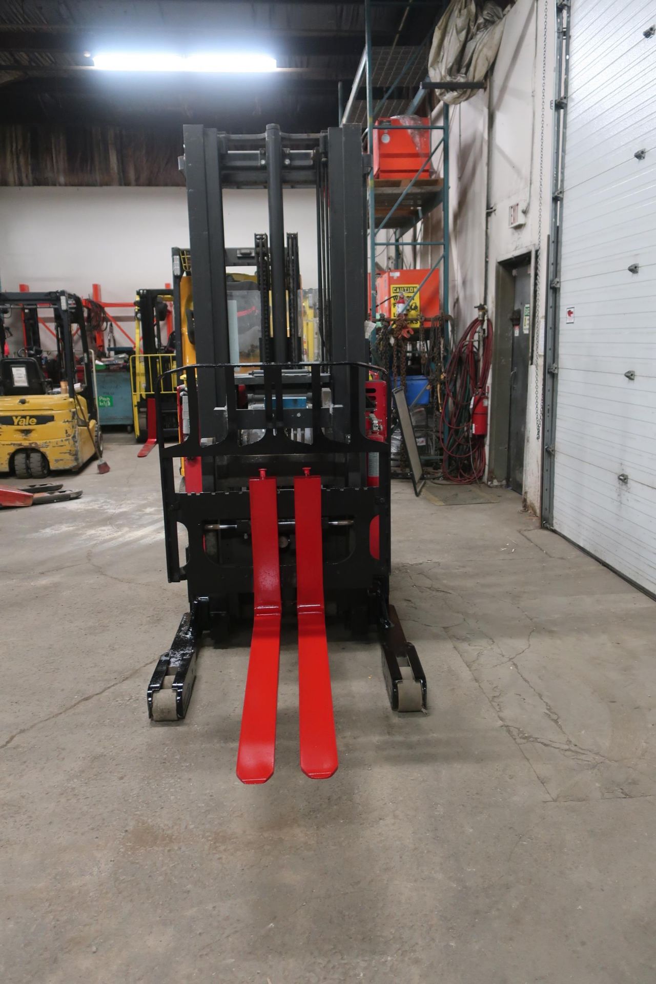 FREE CUSTOMS - 2012 Raymond Reach Truck Pallet Lifter 5000lbs capacity REACH TRUCK electric with - Image 2 of 2