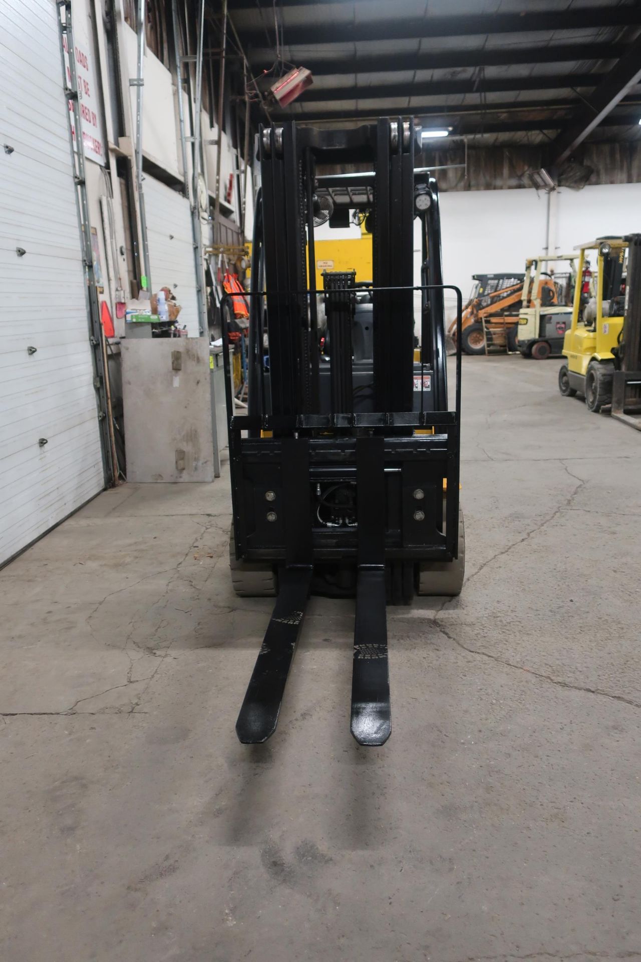 FREE CUSTOMS - 2018 Yale 7000lbs capacity LPG (propane) Forklift with 3-stage with sideshift - Image 2 of 2