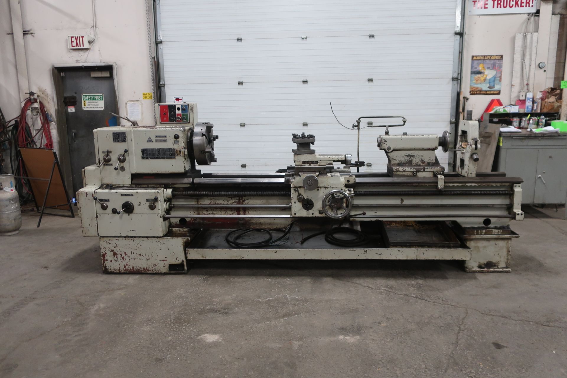 TOS Flat Bed Lathe Swing over Bed : 17.75” (554mm) Swing over Carriage : 10.5” (370mm) Swing in