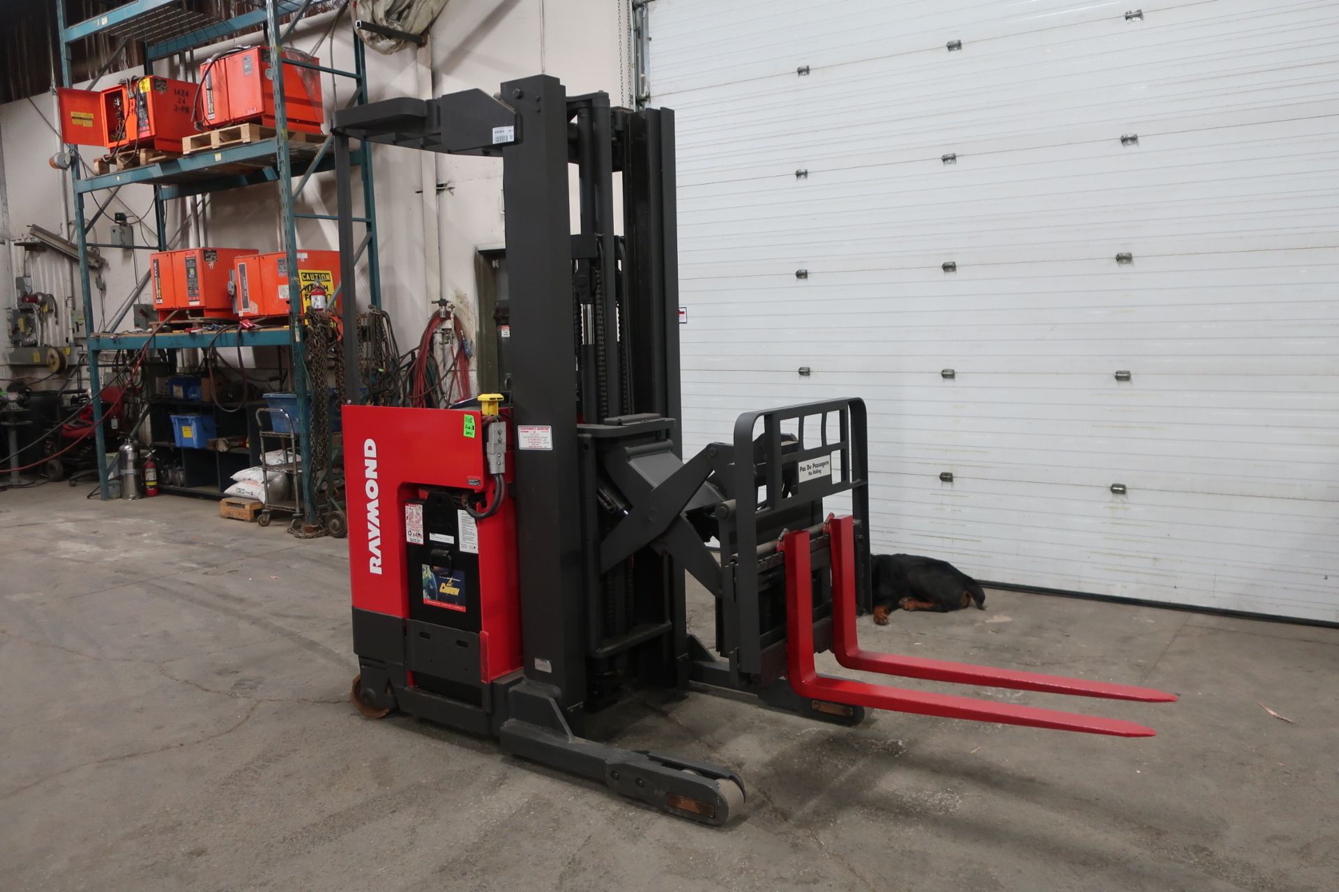 FREE CUSTOMS - Raymond Reach Truck Pallet Lifter REACH TRUCK electric 4500lbs with sideshift - Image 2 of 3