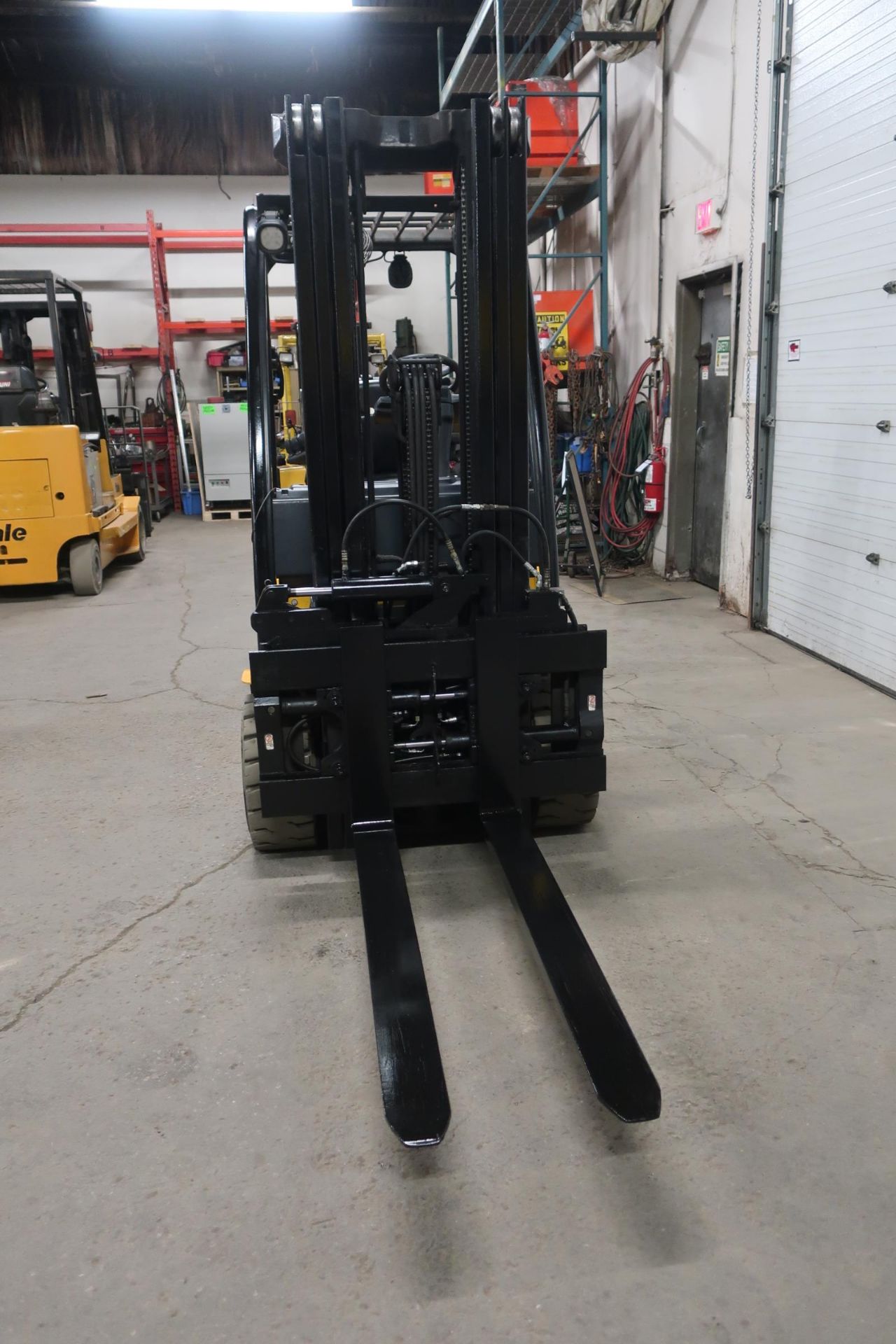 FREE CUSTOMS - 2018 Yale 7000lbs capacity LPG (propane) Forklift with 3-stage with sideshift - Image 2 of 2