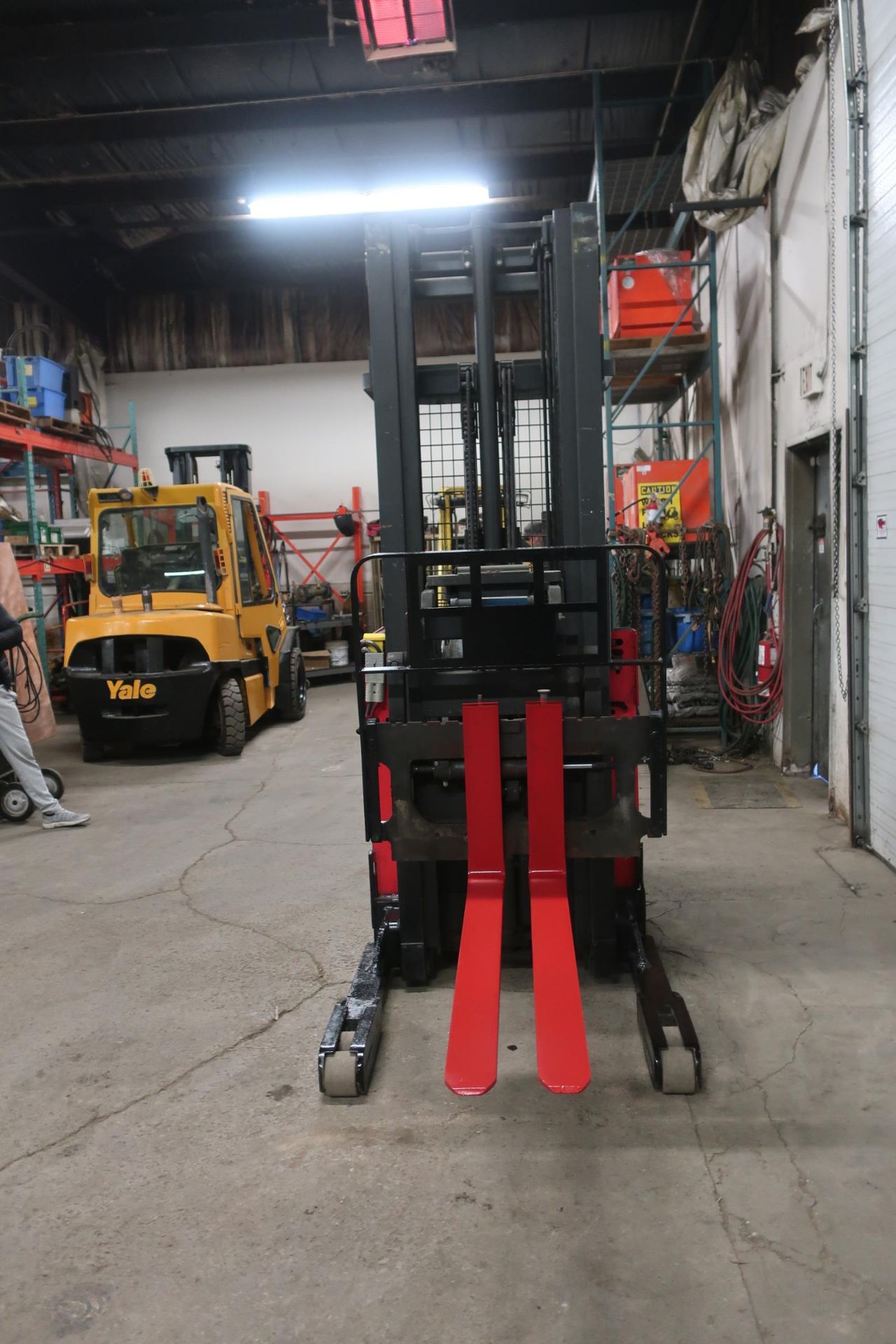 FREE CUSTOMS - Raymond Reach Truck Pallet Lifter REACH TRUCK electric 4500lbs with sideshift - Image 2 of 2
