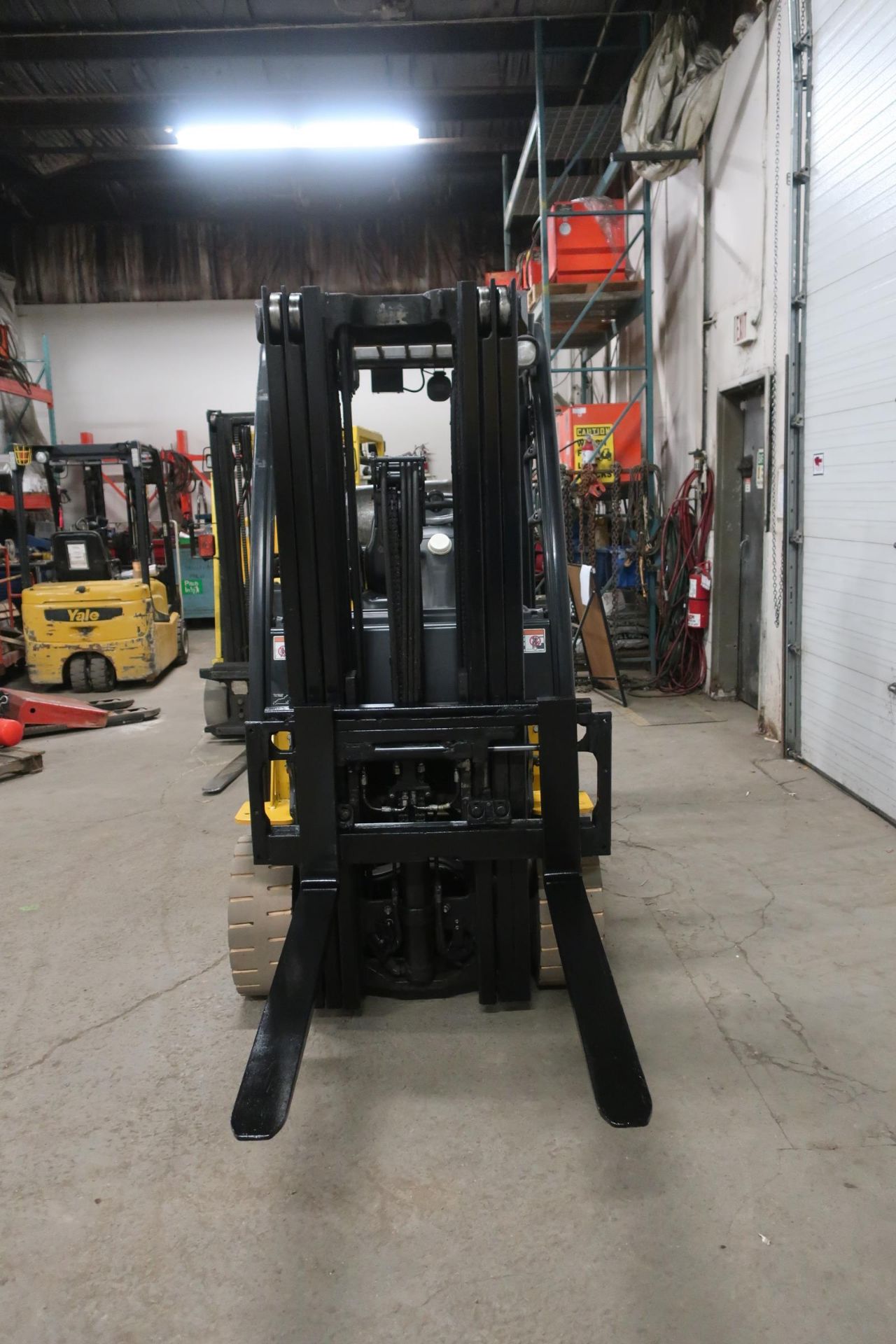FREE CUSTOMS - 2015 Yale 5000lbs capacity LPG (propane) Forklift with 3-stage mast and sideshift (no - Image 2 of 2