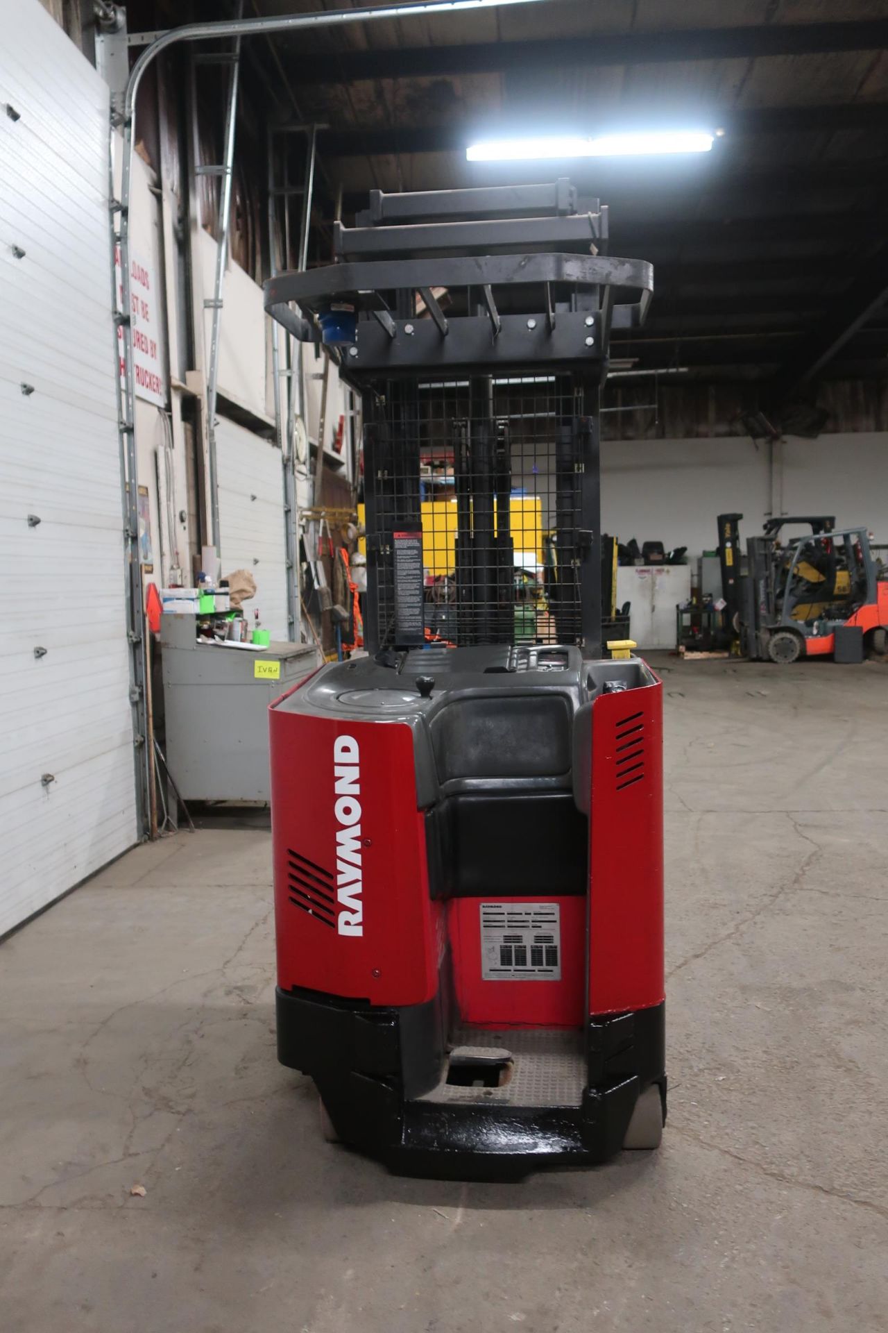 FREE CUSTOMS - 2011 Raymond Reach Truck Pallet Lifter REACH TRUCK electric with sideshift - Image 2 of 2