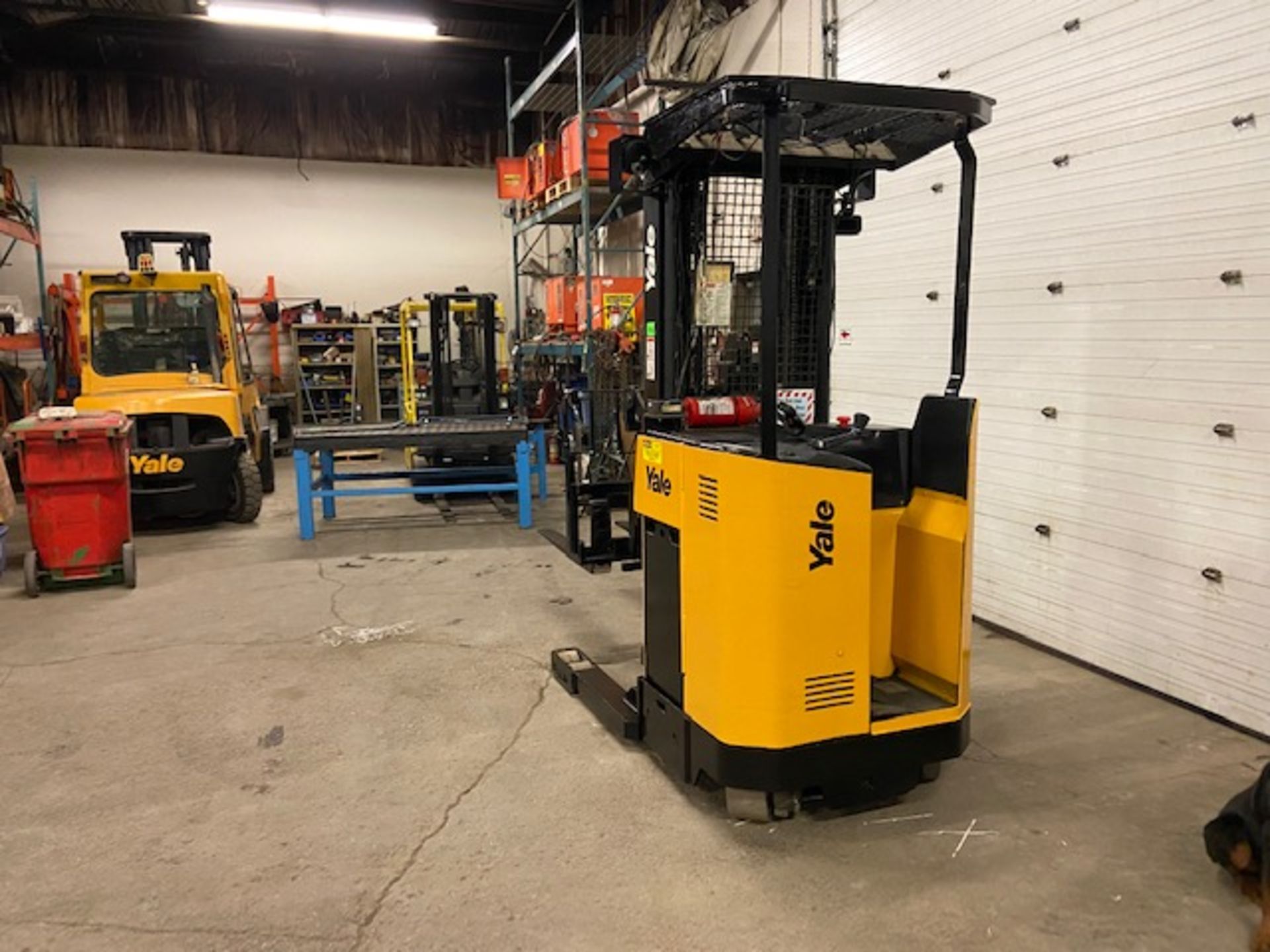 FREE CUSTOMS - Yale Reach Truck Pallet Lifter REACH TRUCK electric 3500lbs with 3-stage mast - Image 3 of 3