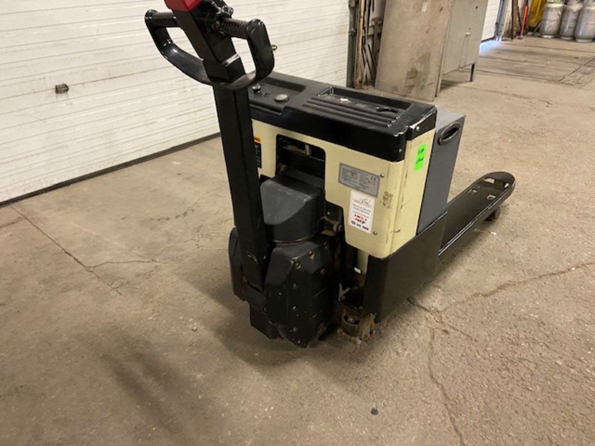 Crown Powered Pallet Cart Walkie Lift 4500lbs capacity with LOW HOURS - Image 2 of 3