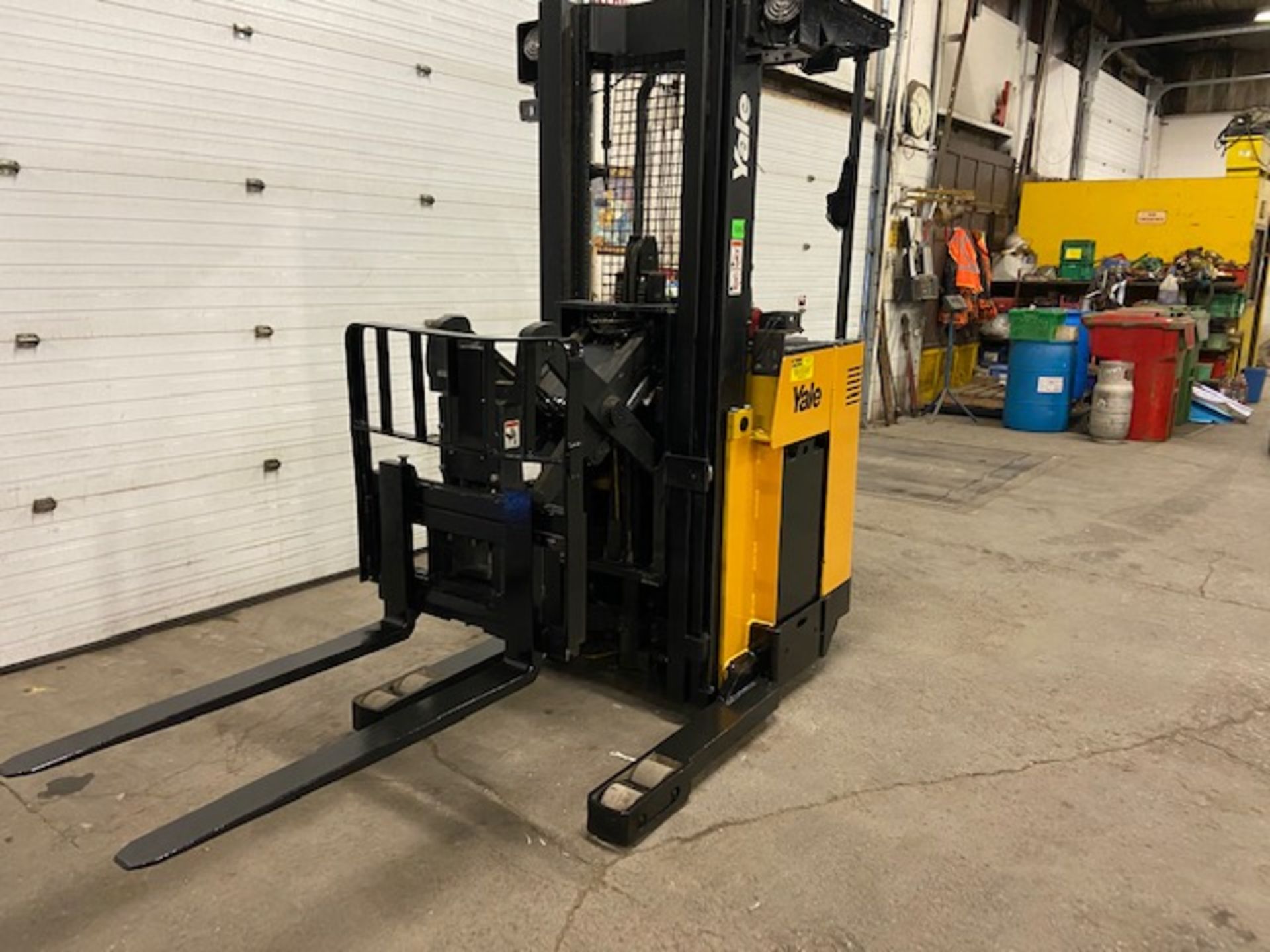 FREE CUSTOMS - Yale Reach Truck Pallet Lifter REACH TRUCK electric 3500lbs with 3-stage mast - Image 2 of 3