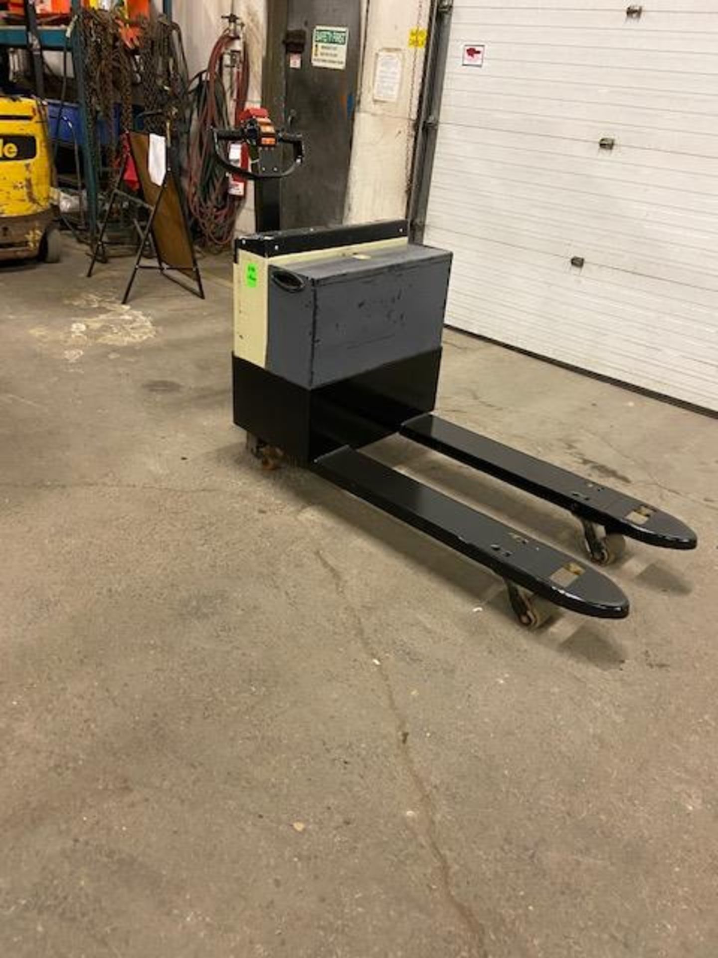 Crown Powered Pallet Cart Walkie Lift 4500lbs capacity with LOW HOURS - Image 3 of 3