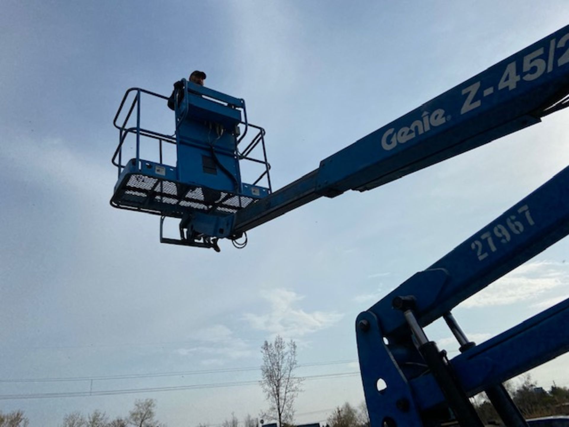 FREE CUSTOMS MINT 2006 Genie Zoom Boom Articulating Lift model Z45/25 45' height Electric LOW HOURS - Image 5 of 6