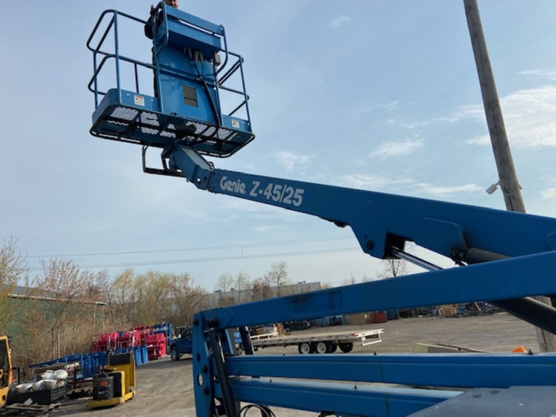 FREE CUSTOMS - MINT 2006 Genie Zoom Boom Articulating Lift model Z-45/25 45' height Electric LOW - Image 2 of 4