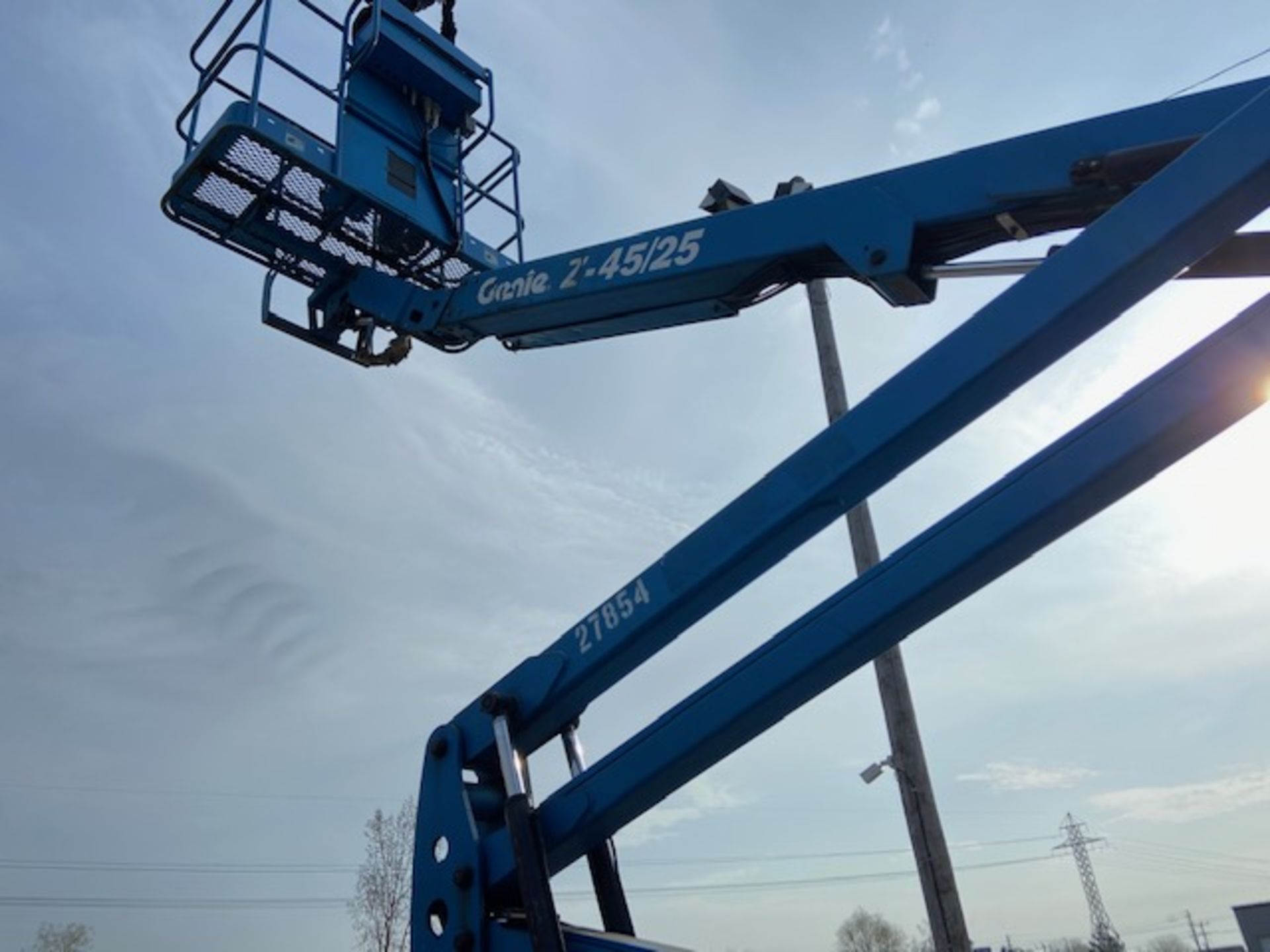 FREE CUSTOMS MINT 2006 Genie Zoom Boom Articulating Lift model Z45/25 45' height Electric LOW HOURS - Image 2 of 4