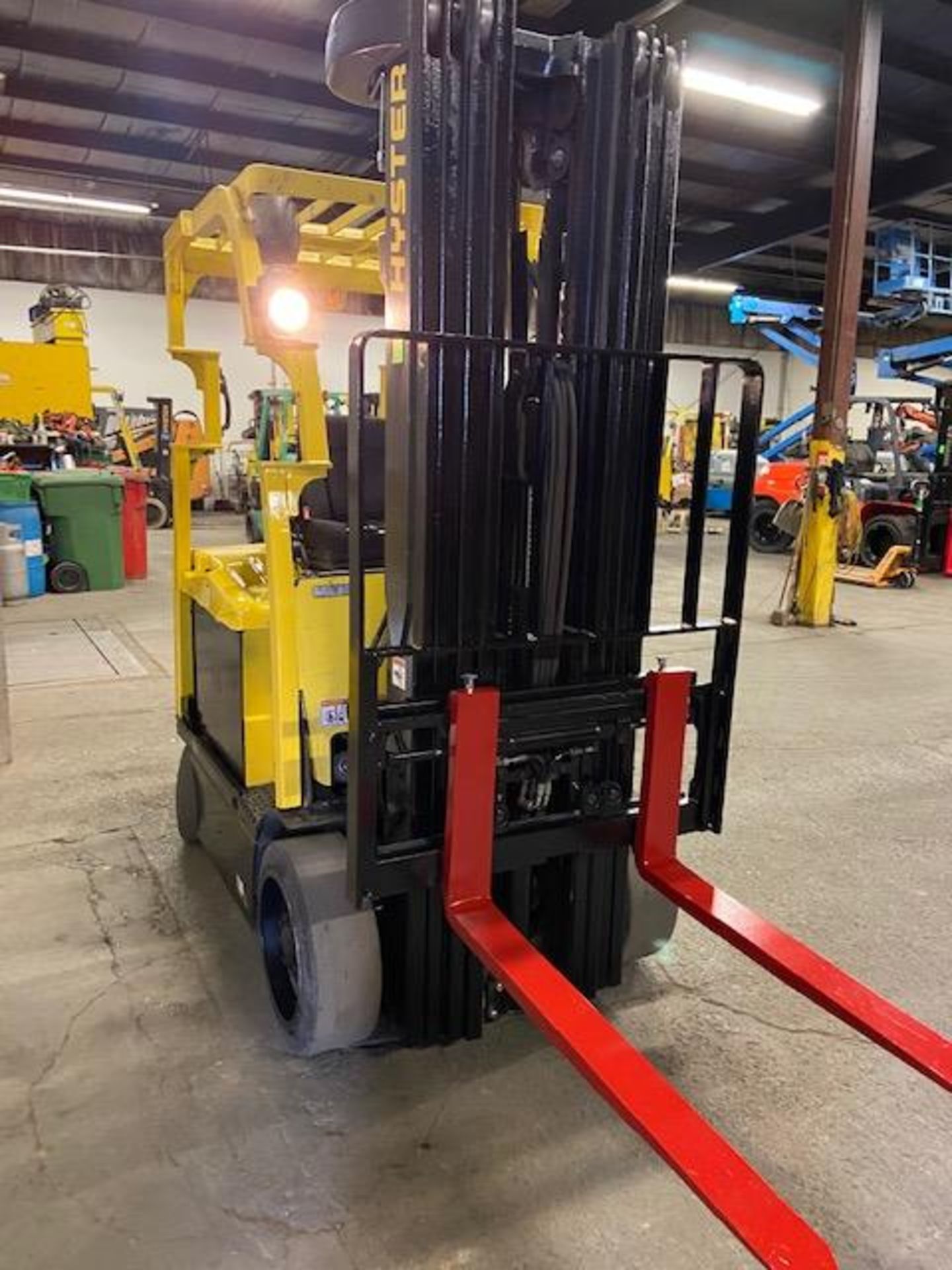 FREE CUSTOMS - 2013 Hyster 5000lbs Capacity Forklift Electric with 4-stage mast with sideshift - Image 2 of 3