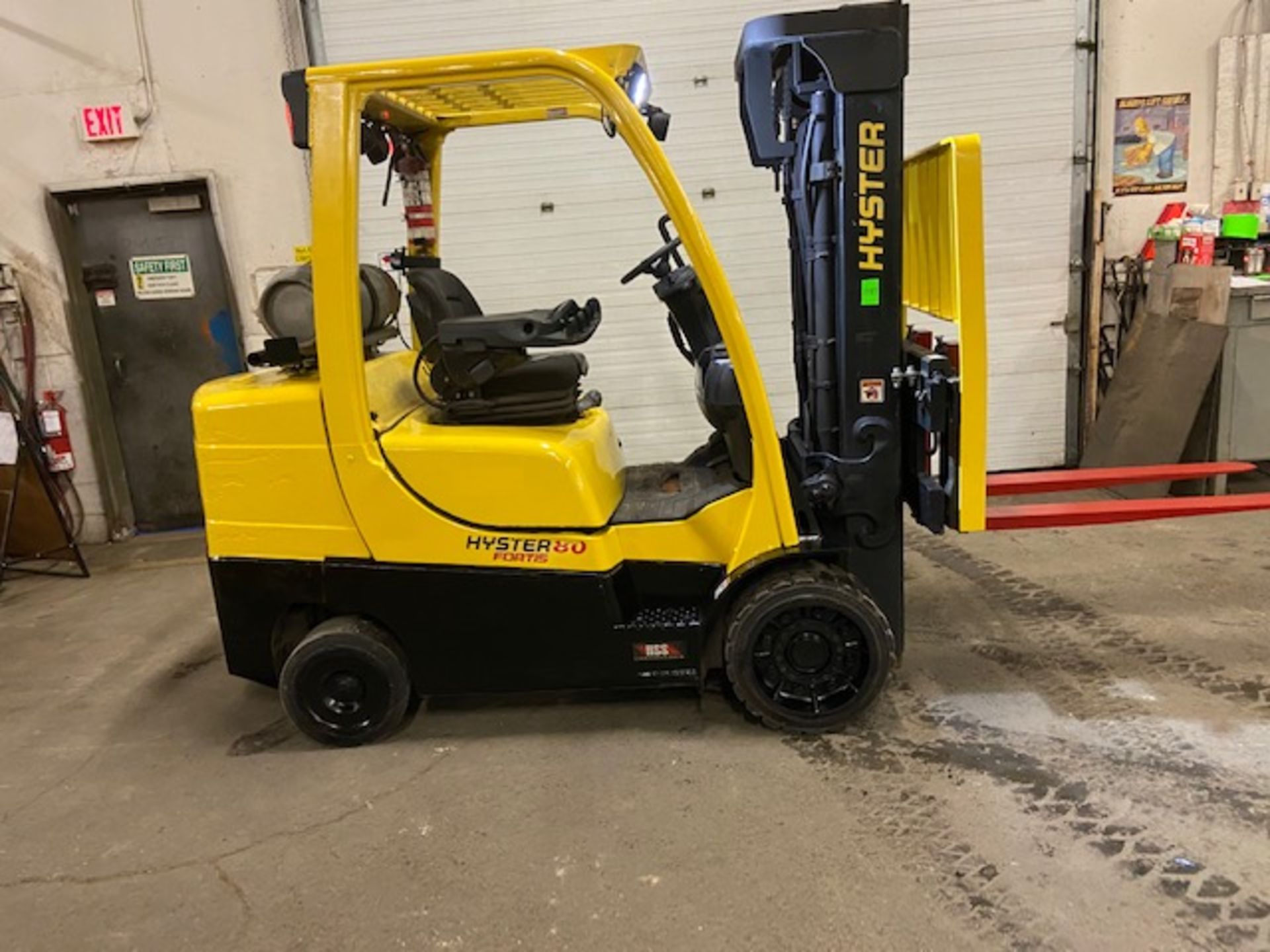 FREE CUSTOMS - 2014 Hyster 8000lbs capacity LPG (propane) Forklift with 3-stage mast & sideshift (no