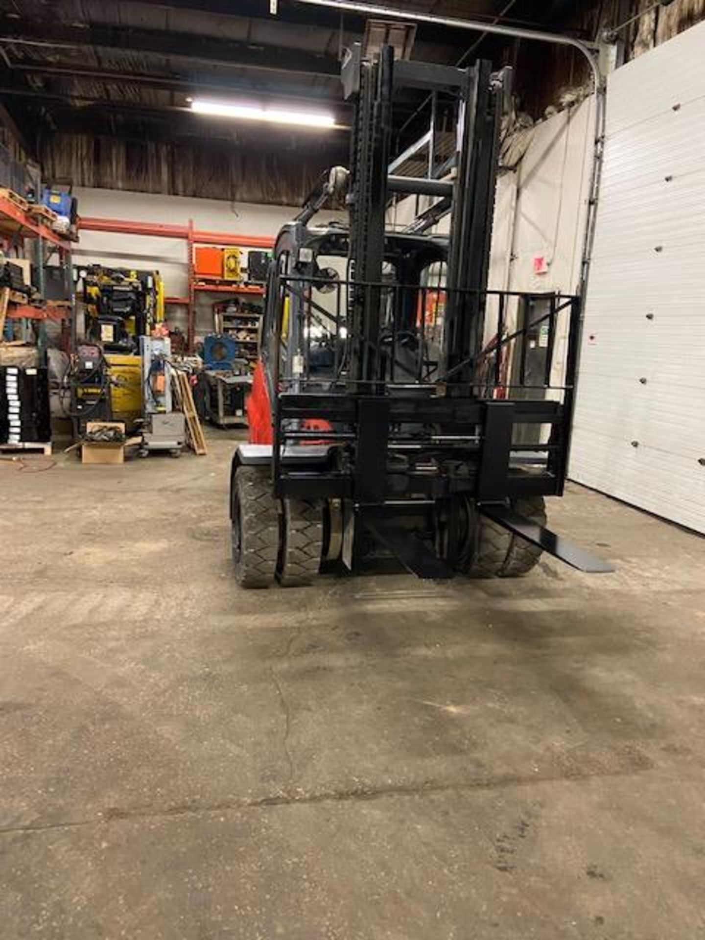 FREE CUSTOMS - 2012 Linde 10,000lbs OUTDOOR Forklift with NICE CAB & sideshift & fork positioner - Image 2 of 3
