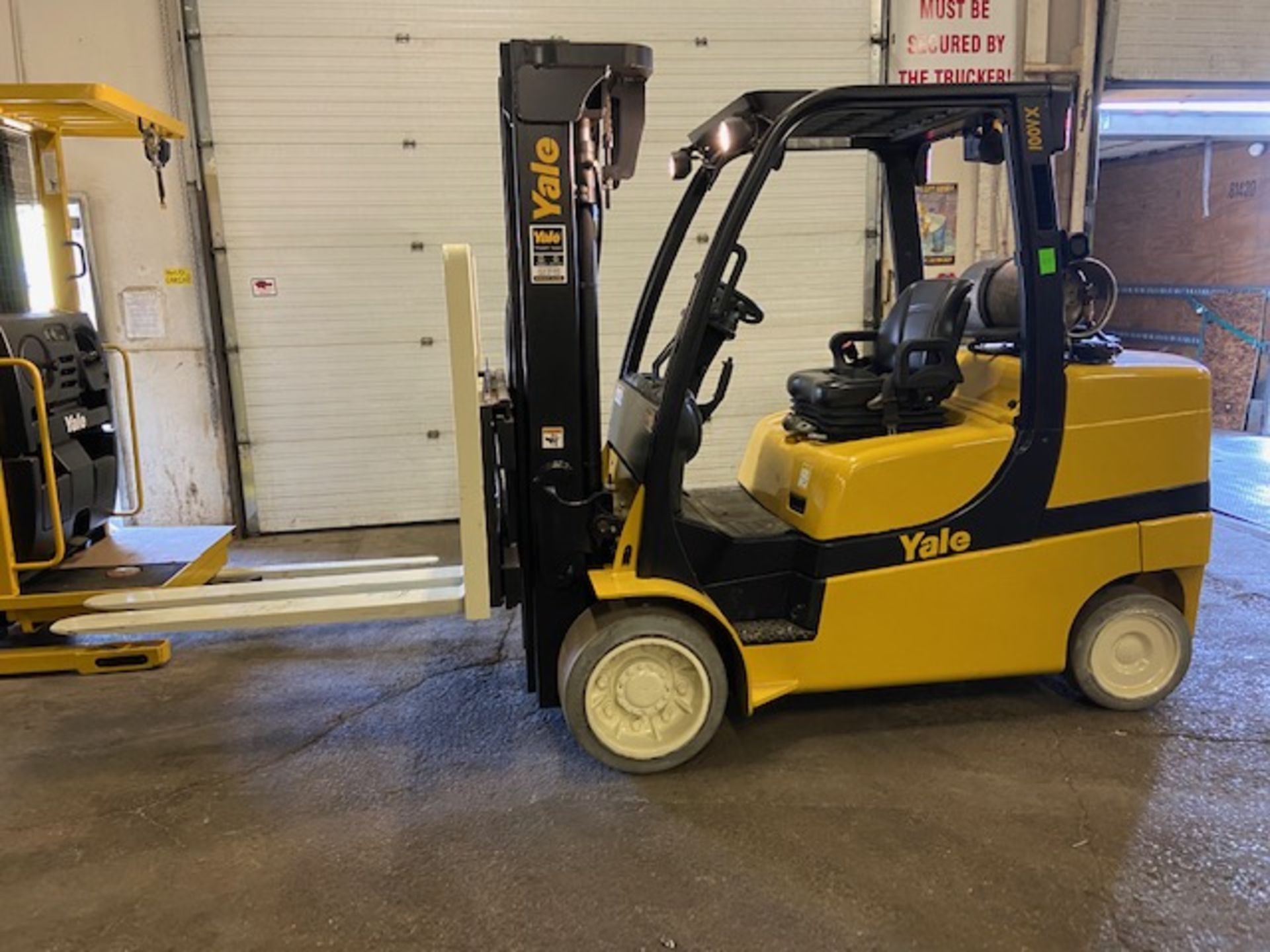 FREE CUSTOMS - 2009 Yale 10,000lbs Forklift with sideshift 3-stage mast LPG (propane) 54" forks