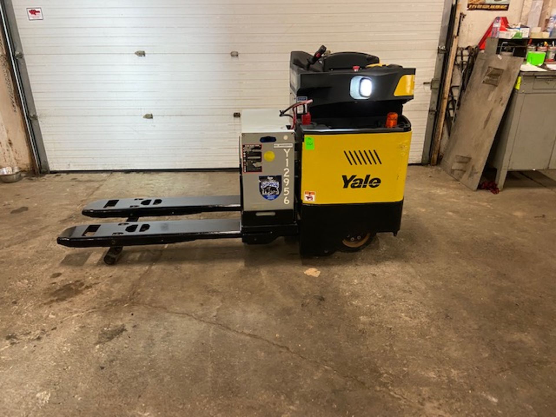 MINT 2018 Yale Electric Ride on Powered Pallet Cart Lift 8000lbs capacity with VERY LOW HOURS -