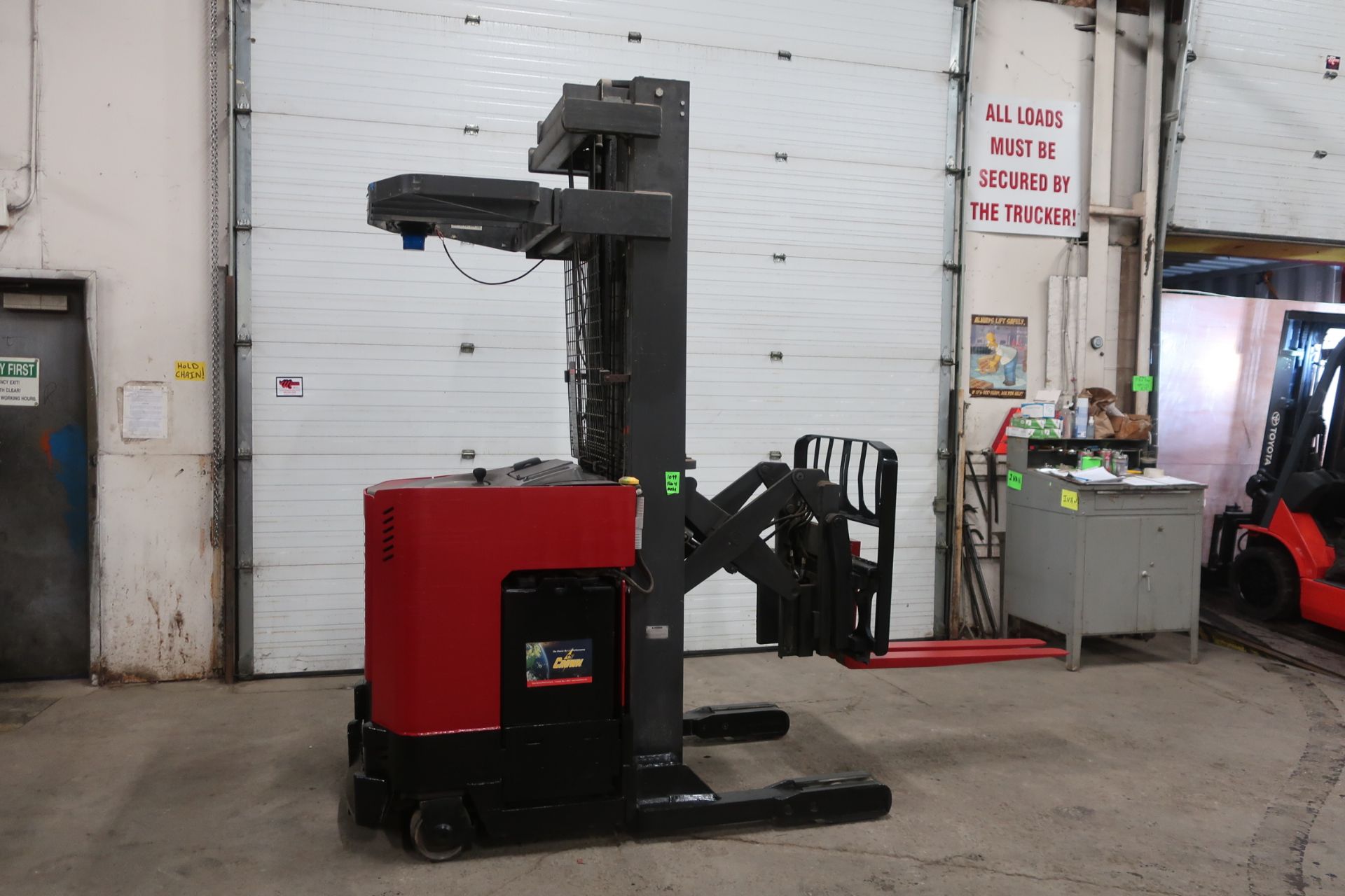 FREE CUSTOMS - 2010 Raymond Reach Truck Pallet Lifter REACH TRUCK electric 4500lbs with sideshift