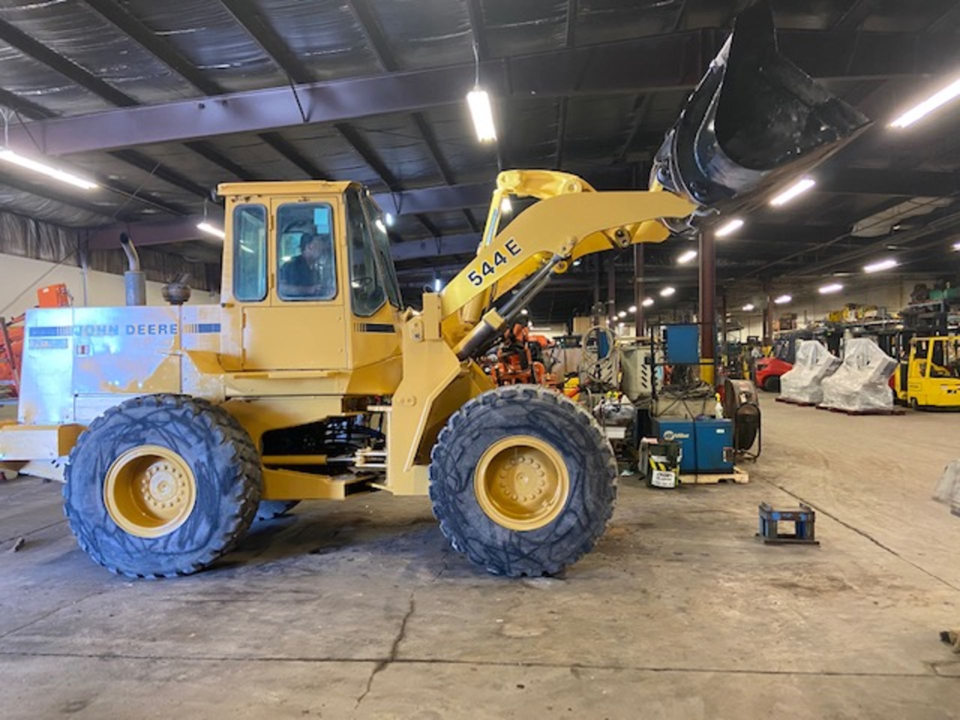 John Deere 544E Wheel LOADER - 2 Yard Bucket and enclosed cab