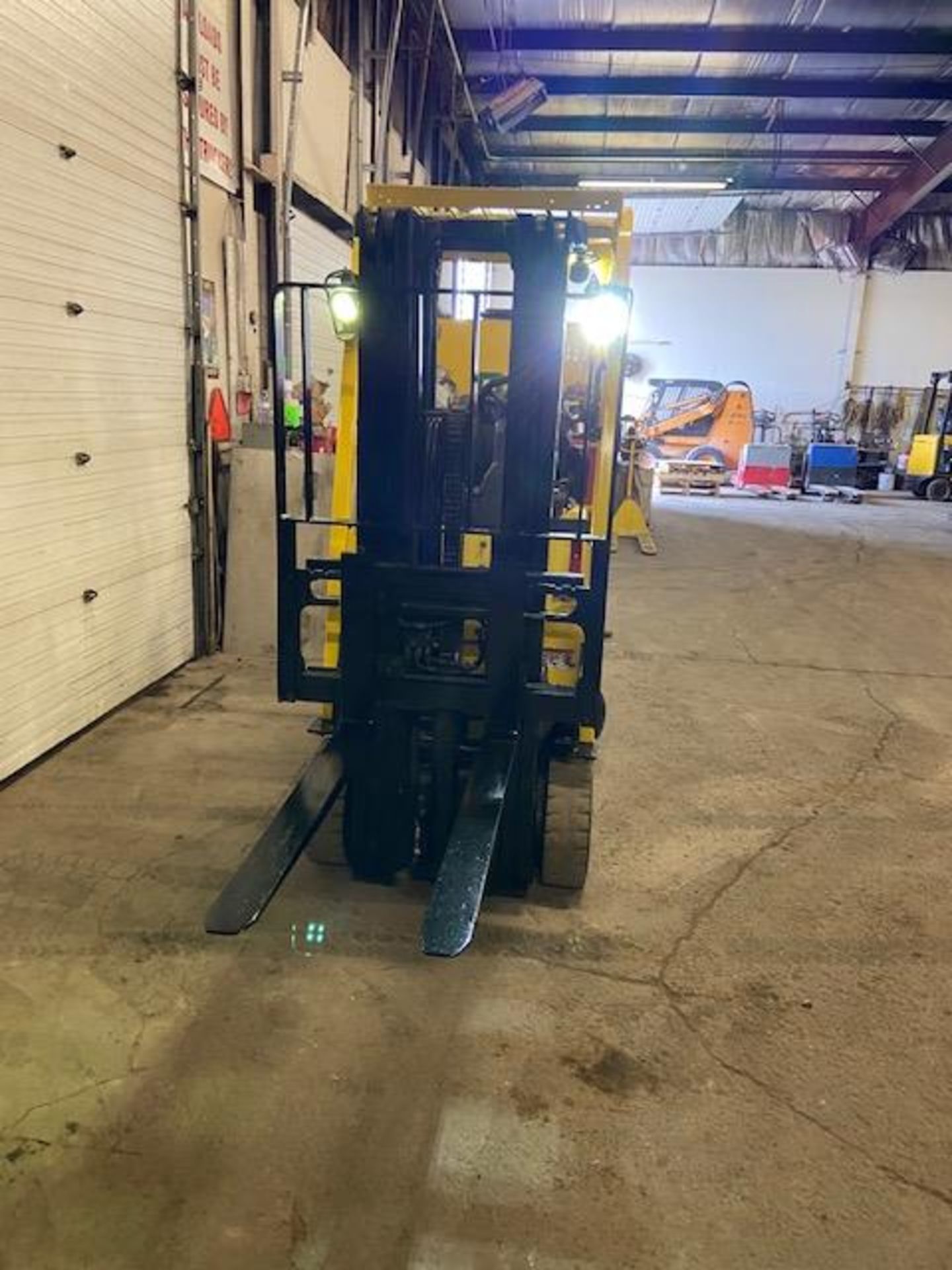 FREE CUSTOMS - 2015 Hyster 3000lbs Capacity Forklift Electric with 3-STAGE MAST with sideshift - Image 2 of 3