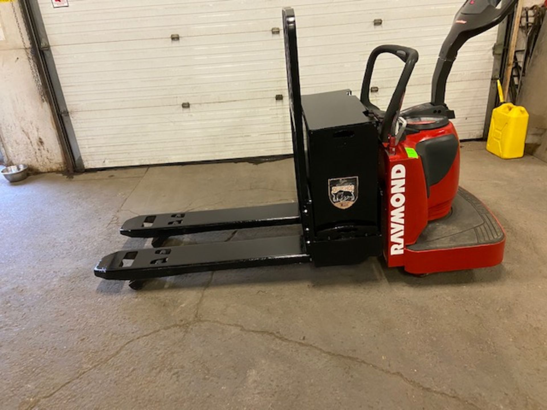 2012 Raymond Electric Ride on Powered Pallet Cart Lift with POWER STEERING 6000lbs capacity 4'