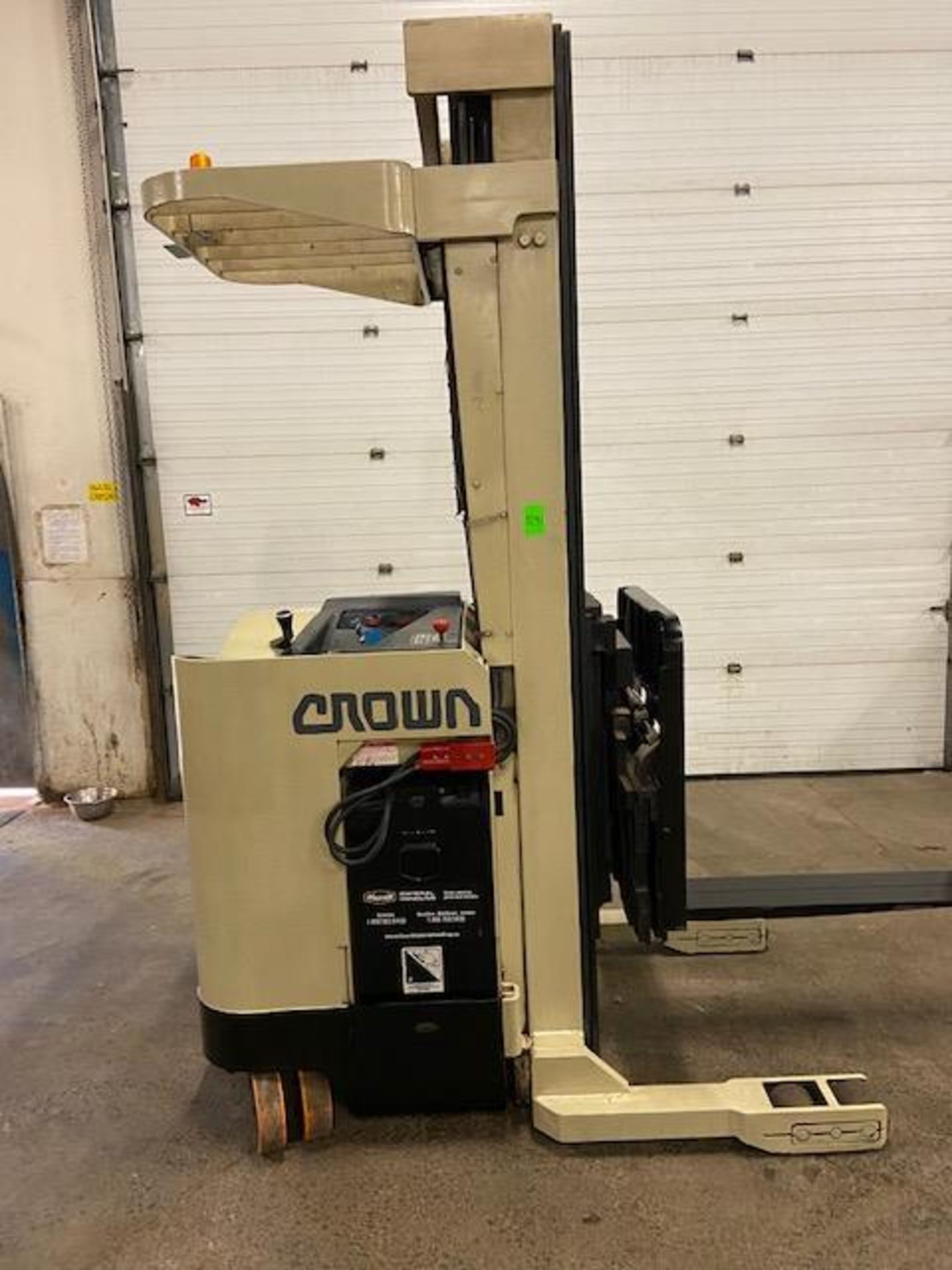 FREE CUSTOMS - Crown Reach Truck Pallet Lifter REACH TRUCK electric 3500lbs with sideshift - Image 2 of 4